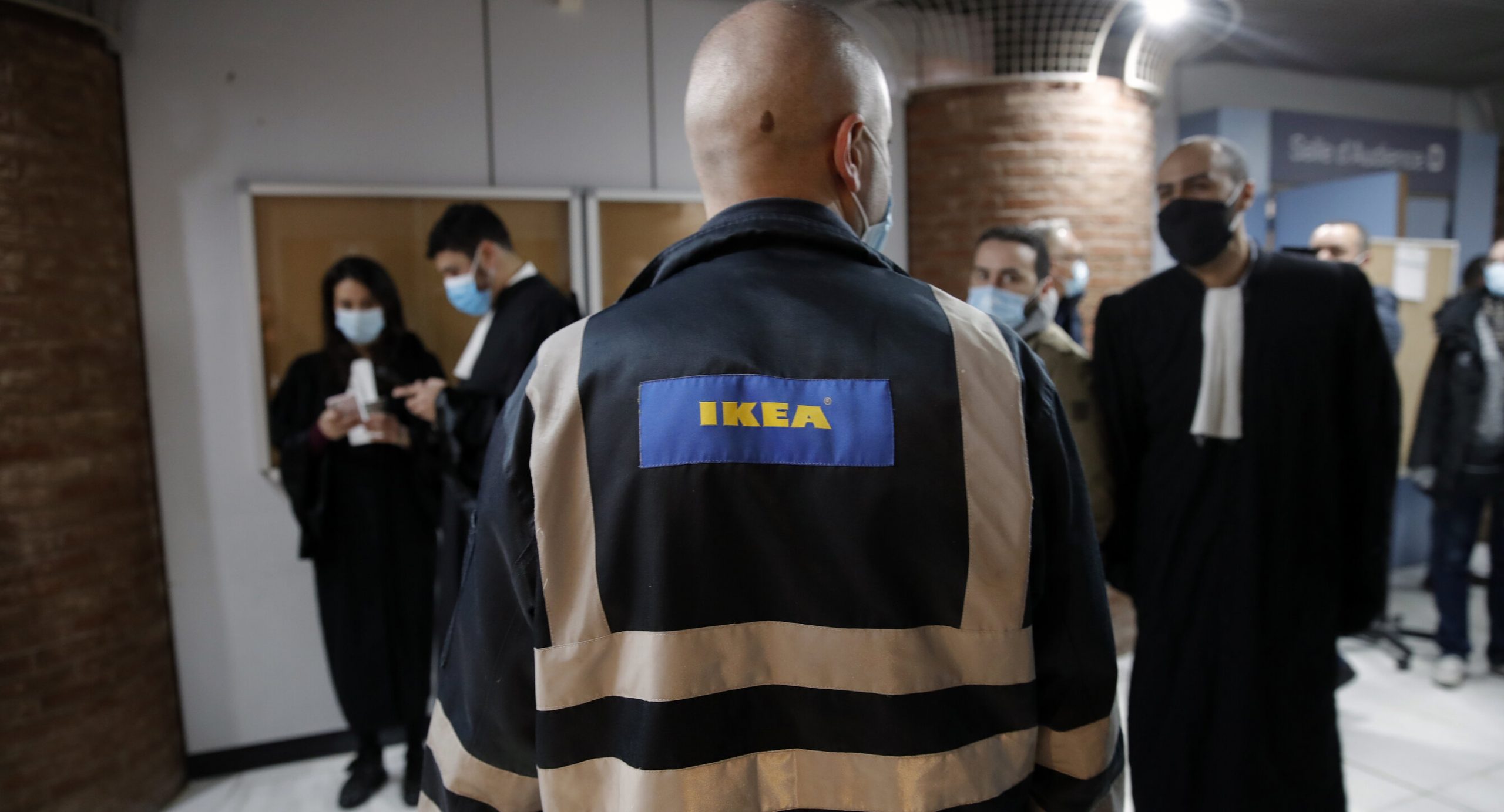 Instanța din Franța amendează IKEA cu 1 milion de euro pentru că și-a spionat angajații