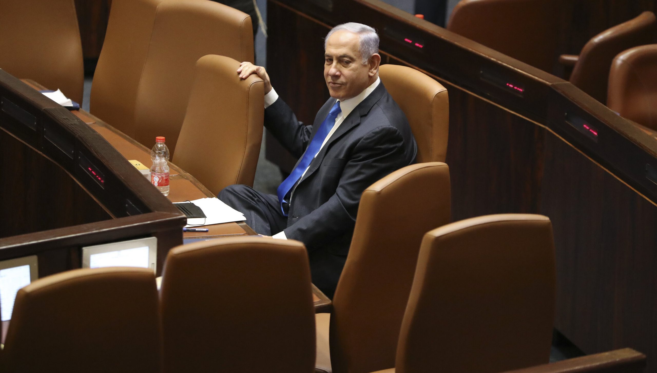 VIDEO| Benjamin Netanyahu s-a așezat tot pe scaunul premierului, după ce a pierdut șefia guvernului