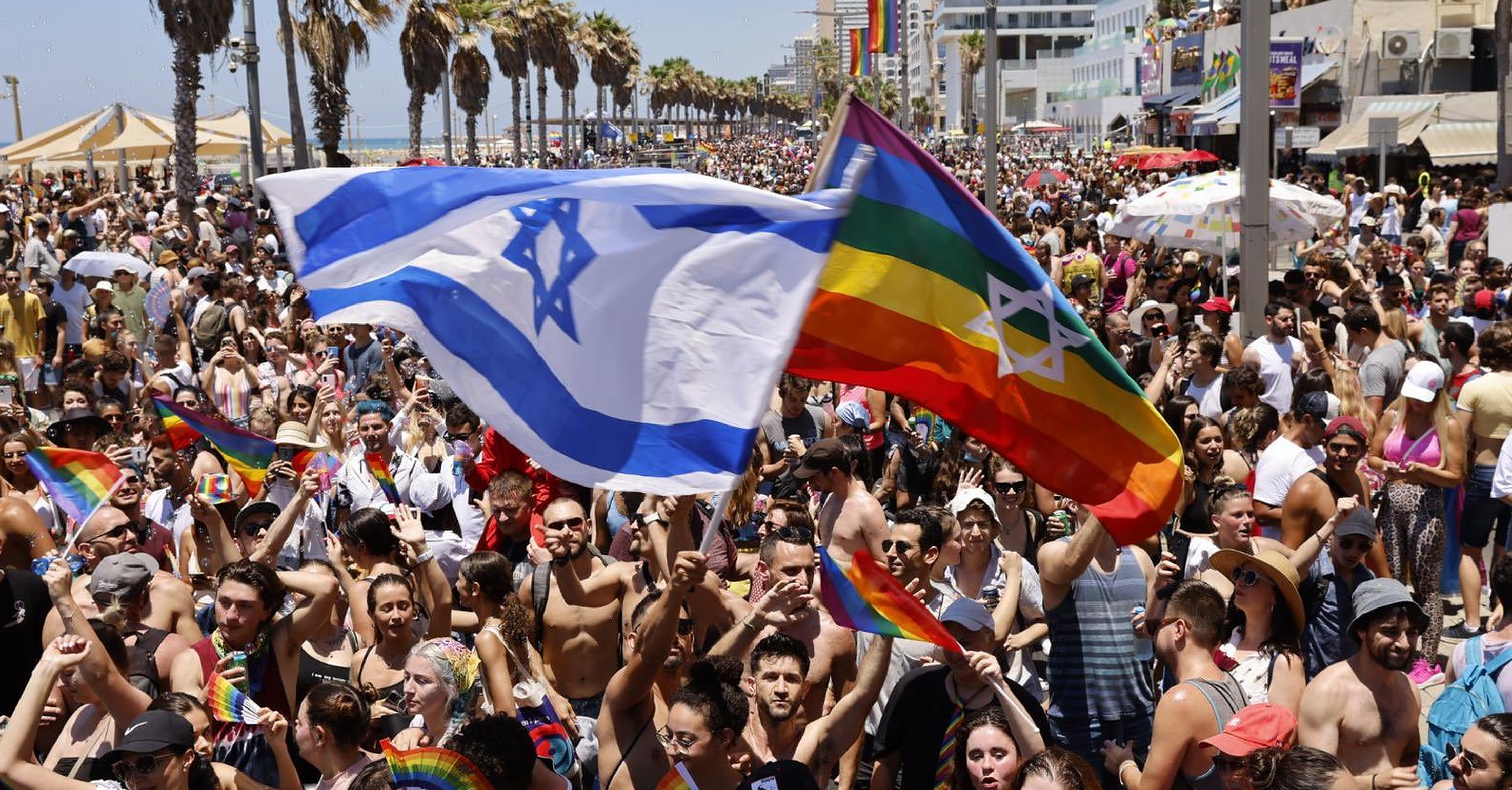 VIDEO| Zeci de mii de persoane participă la Parada Gay de la Tel Aviv. Cel mai mare eveniment de la debutul pandemiei
