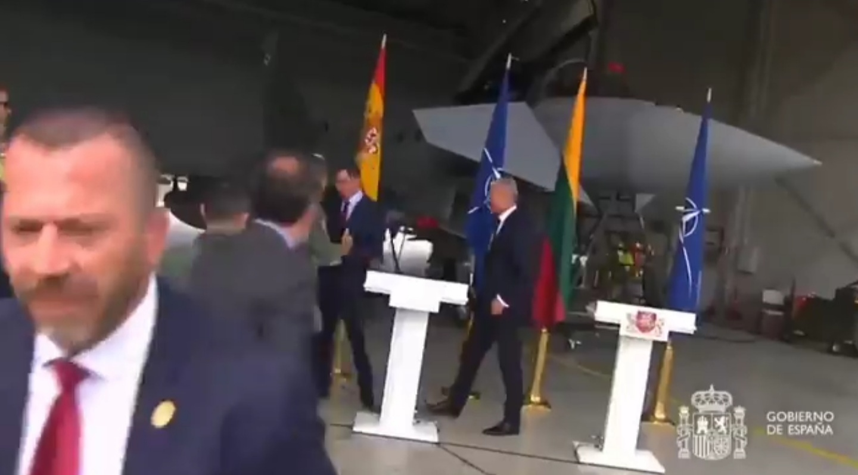 Alertă| Conferința la care participau premierul spaniol şi preşedintele lituanian, întreruptă subit. O aeronavă neidentificată se apropie de baza NATO în care se află