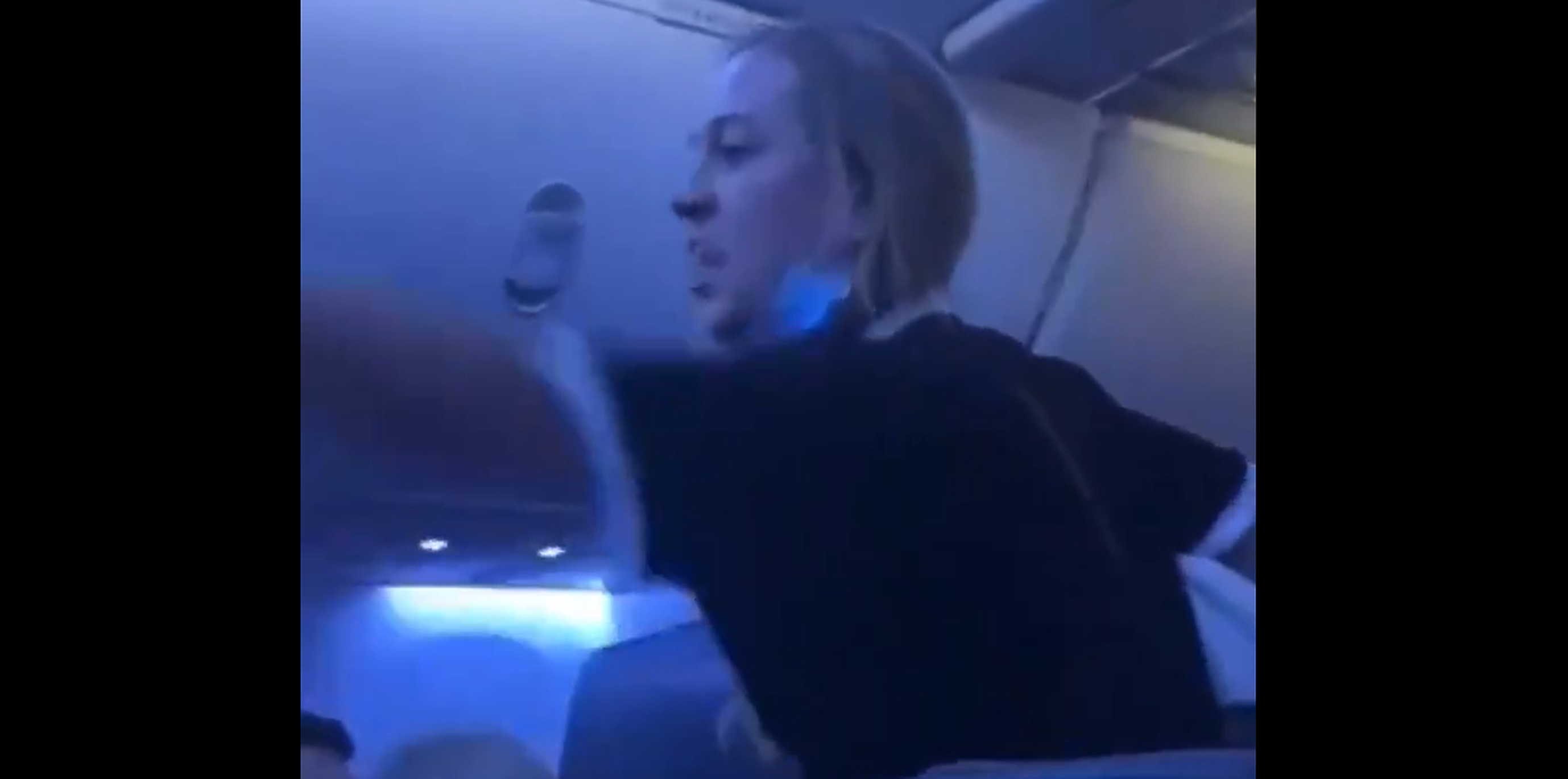 VIDEO| O femeie este debarcată din avion din cauza atitudinii homofobe. „Homosexualilor, ați distrus Disney”