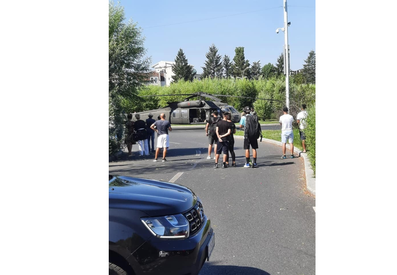 FOTO. Un elicopter american a aterizat forțat în Piața Charles de Gaulle