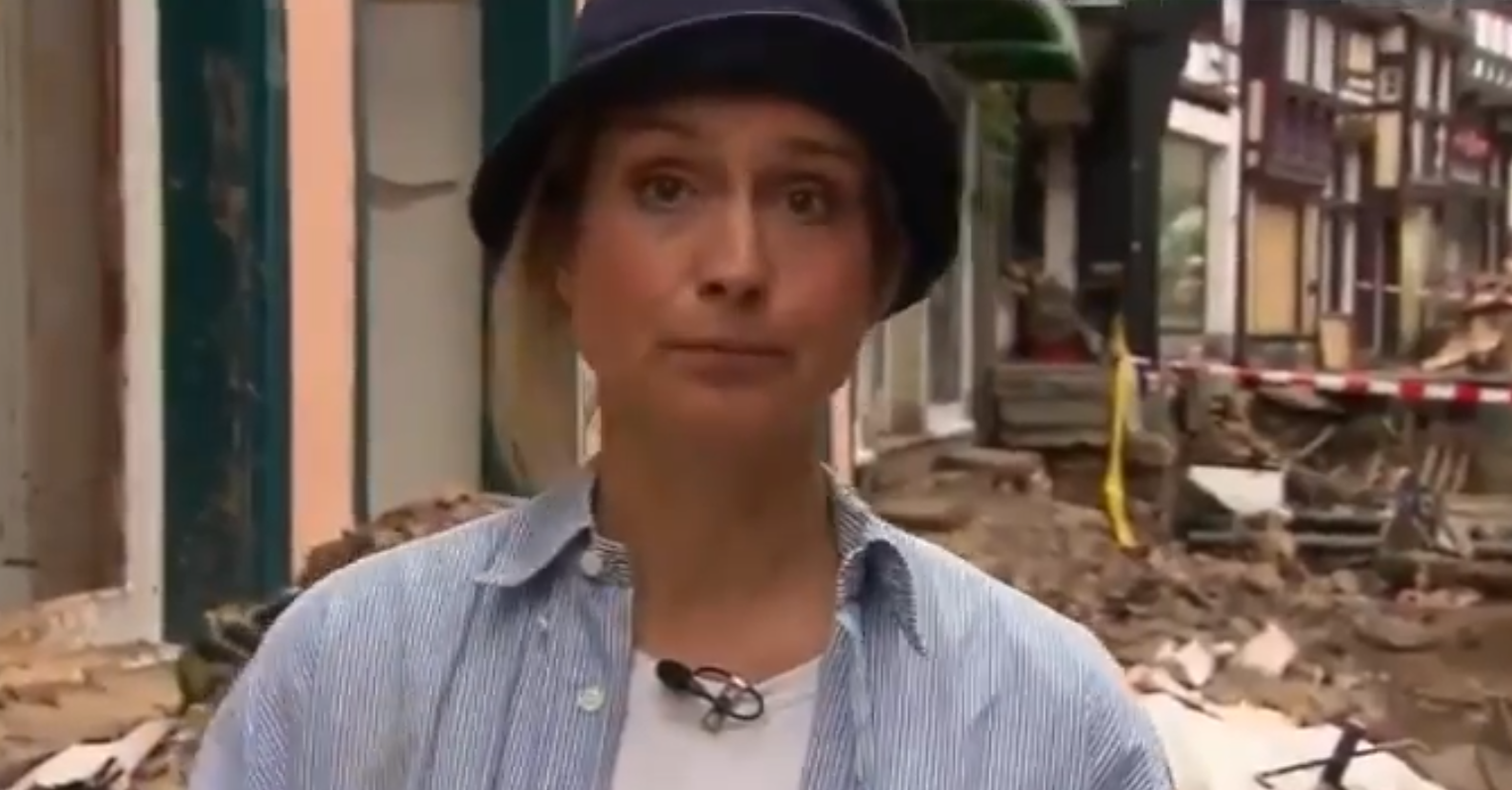 VIDEO| O jurnalistă își murdărește intenționat hainele cu noroi și pretinde că s-a implicat în curățarea orașului după inundații