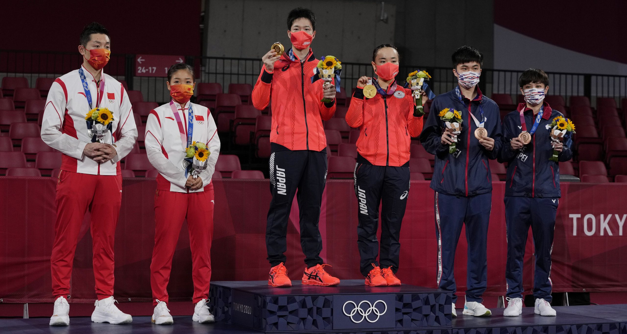 JO Tokyo| Medaliații au voie să-și dea masca jos timp de 30 de secunde, pentru a se fotografia pe podium