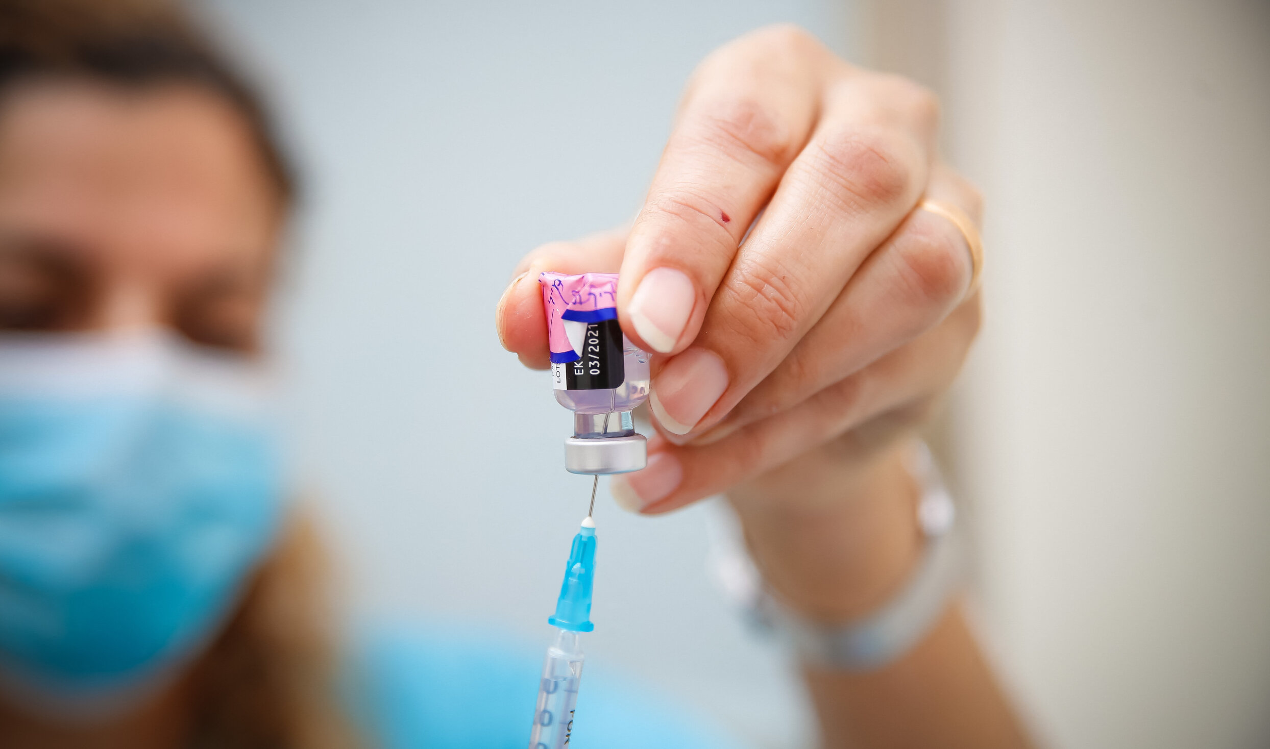 Israel| Eficiența vaccinului Pfizer scade cu 30% din cauza variantei Delta și a relaxării restricțiilor, arată datele oficiale
