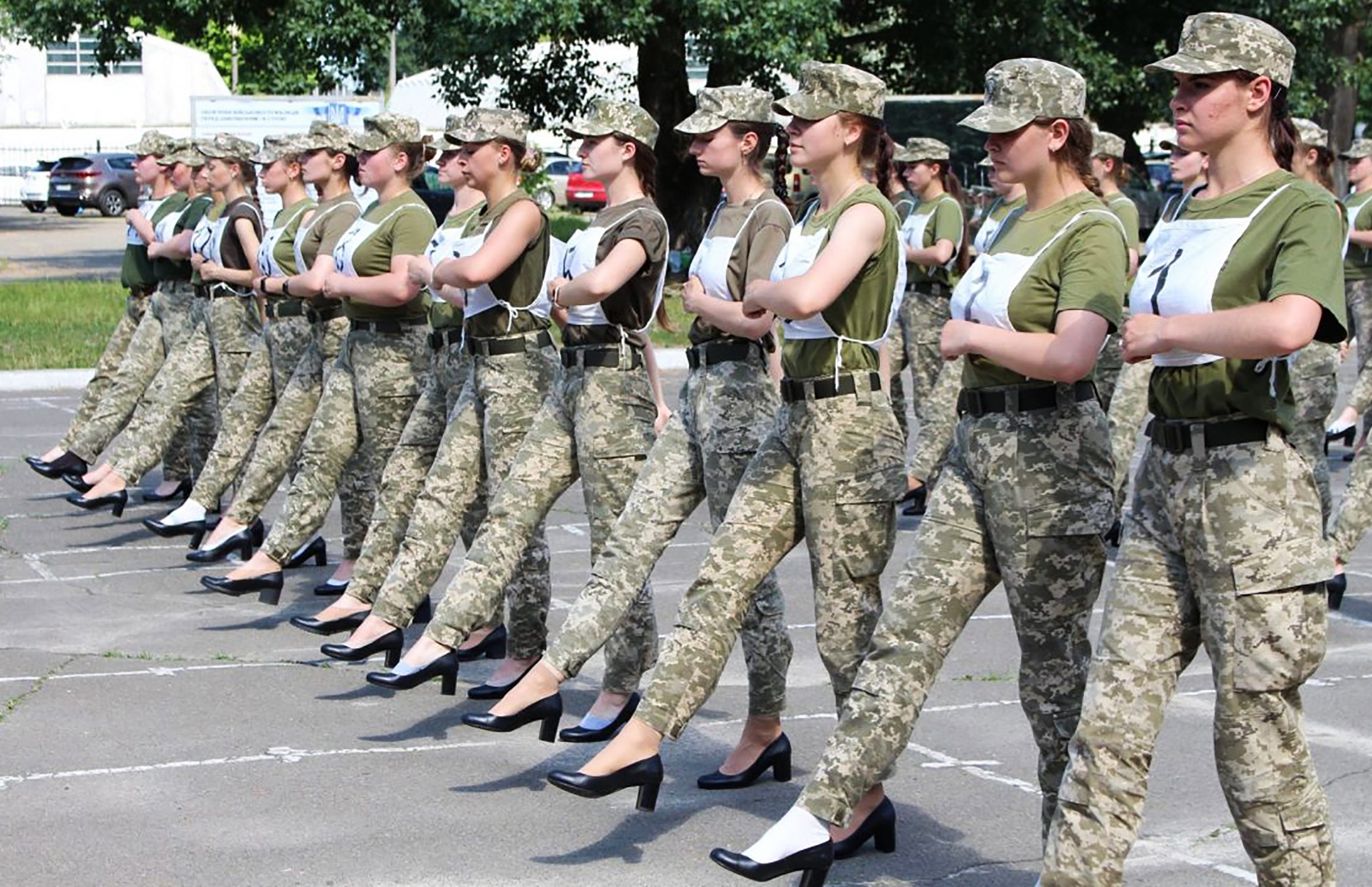 Ucraina| Femeile din cadrul armatei sunt obligate să defileze pe tocuri. „O idee mai idioată e greu de găsit”