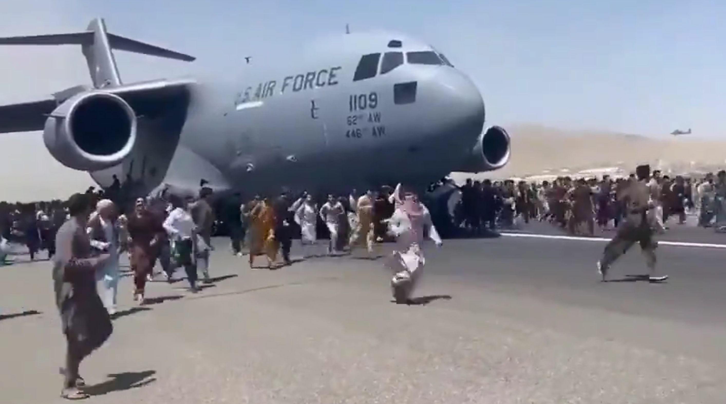 VIDEO| Cetățenii afgani vor cu disperare să părăsească țara. Unii se agață de avioanele americane care decolează