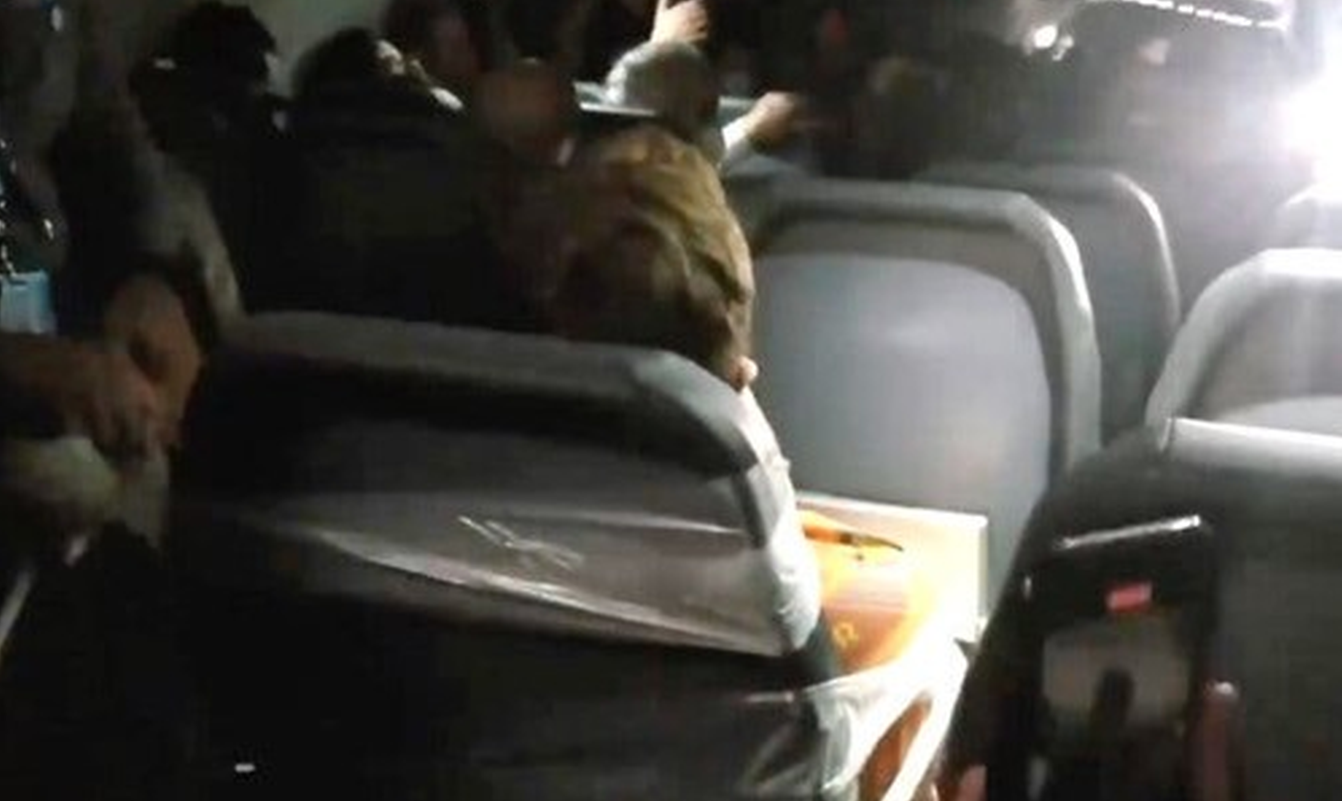 United Airlines solicită însoțitorilor de zbor să nu mai lipească pasagerii de scaune cu bandă adezivă