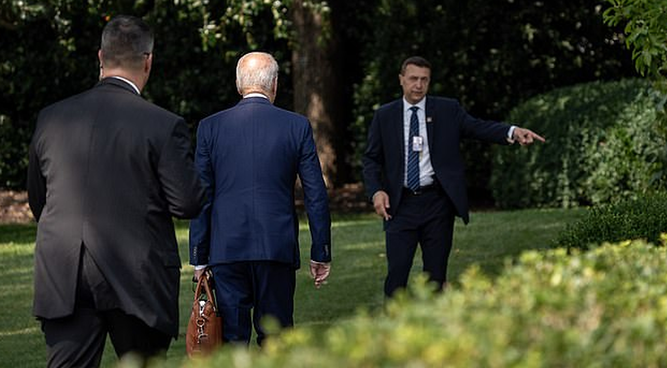 VIDEO| Joe Biden, din nou confuz. Circulă pe peluza Casei Albe, ignorând indicațiile agenților de securitate
