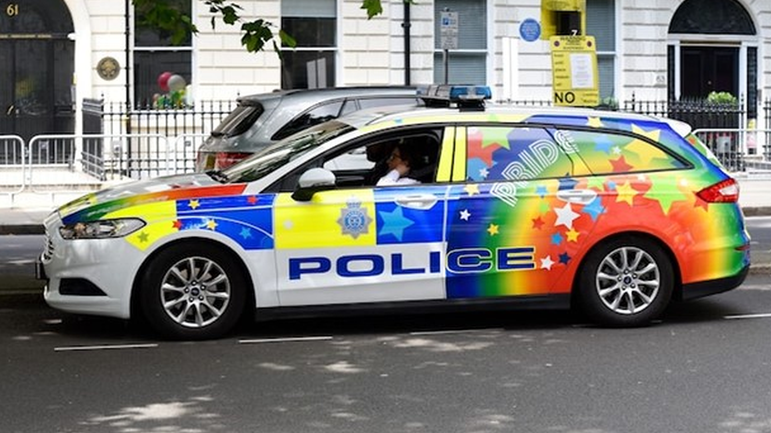 Polițiștii britanici conduc „mașini curcubeu”, cu scopul de a proteja comunitatea LGBT