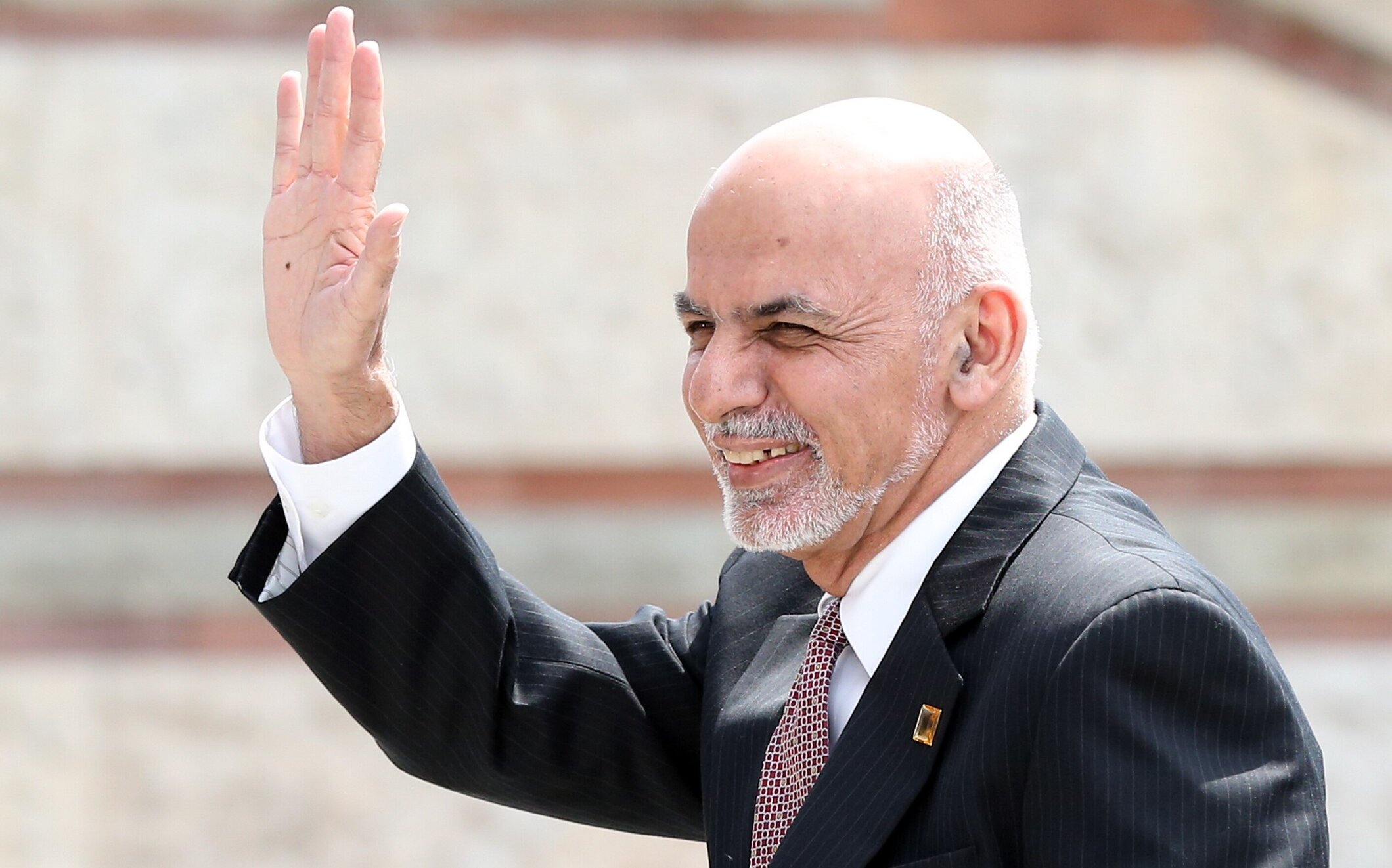 Rusia susține că președintele afgan a fugit din țară cu patru mașini și un elicopter pline cu bani