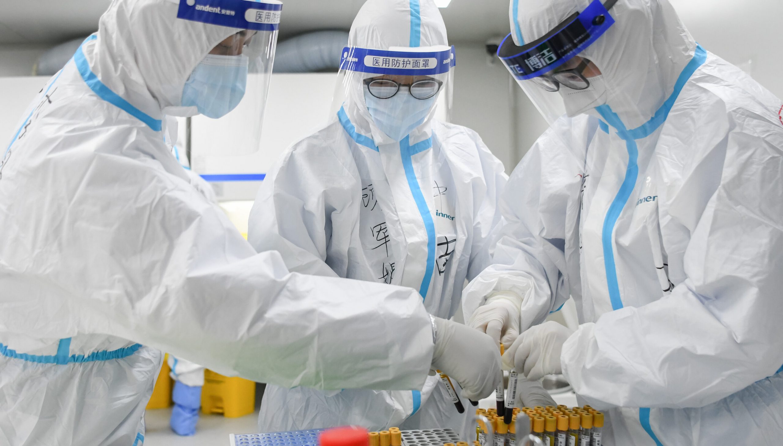 OMS își schimbă discursul: Primul pacient infectat cu Covid ar putea fi un angajat al laboratorului din Wuhan