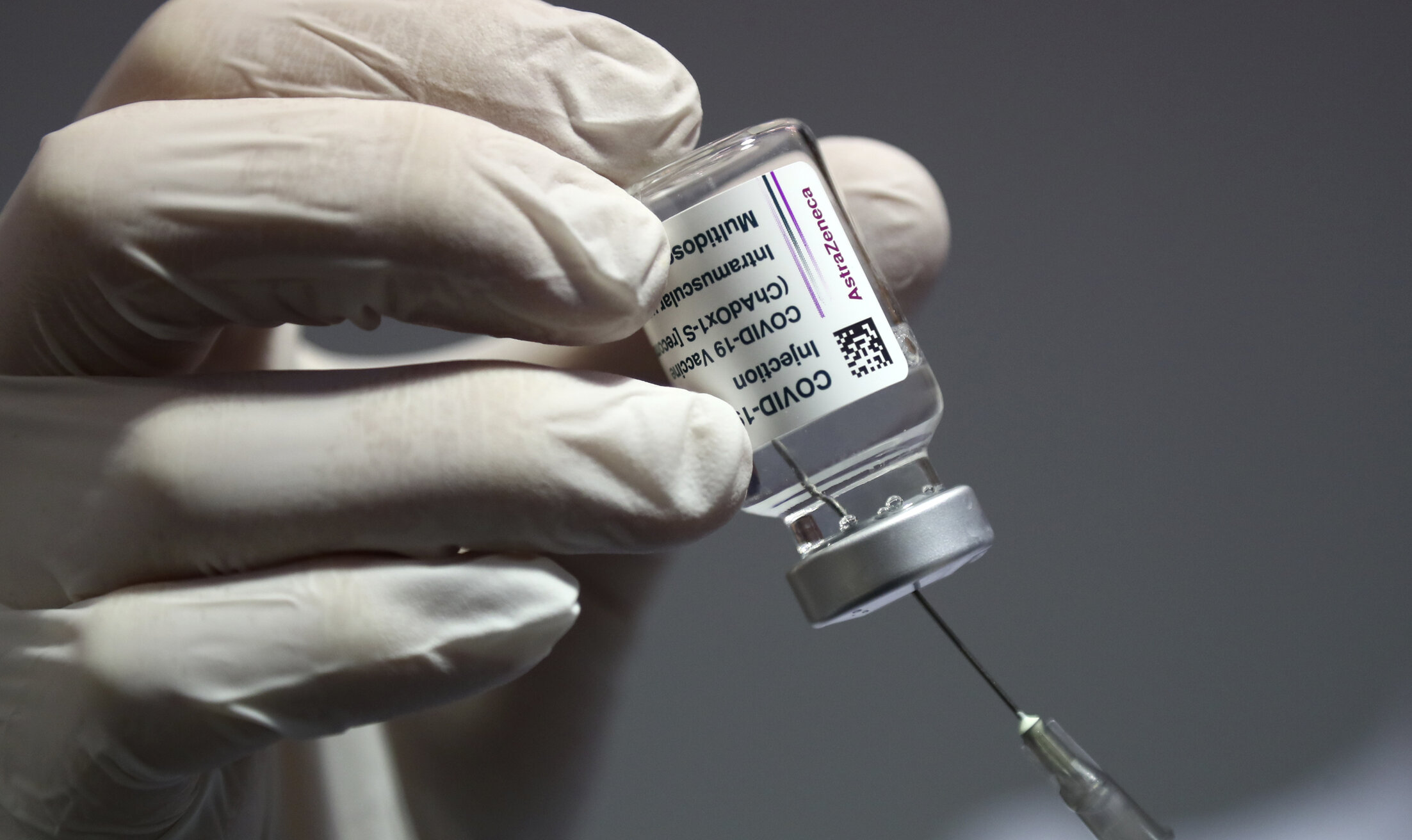 Mii de pacienți vaccinați cu soluție salină de către o asistentă anti-vaccinistă