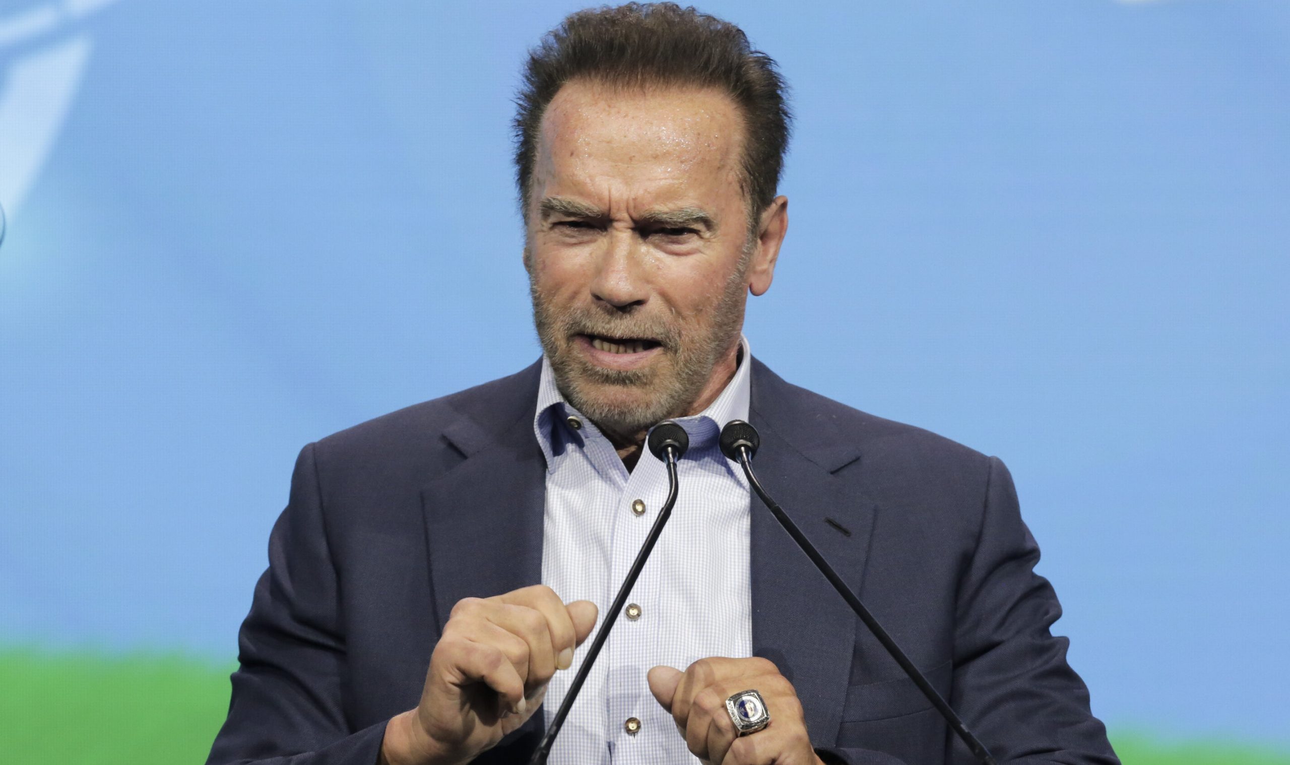 „Ești un prost dacă nu porți mască”. Arnold Schwarzenegger luptă cu activiștii anti-vaccin și anti-mască