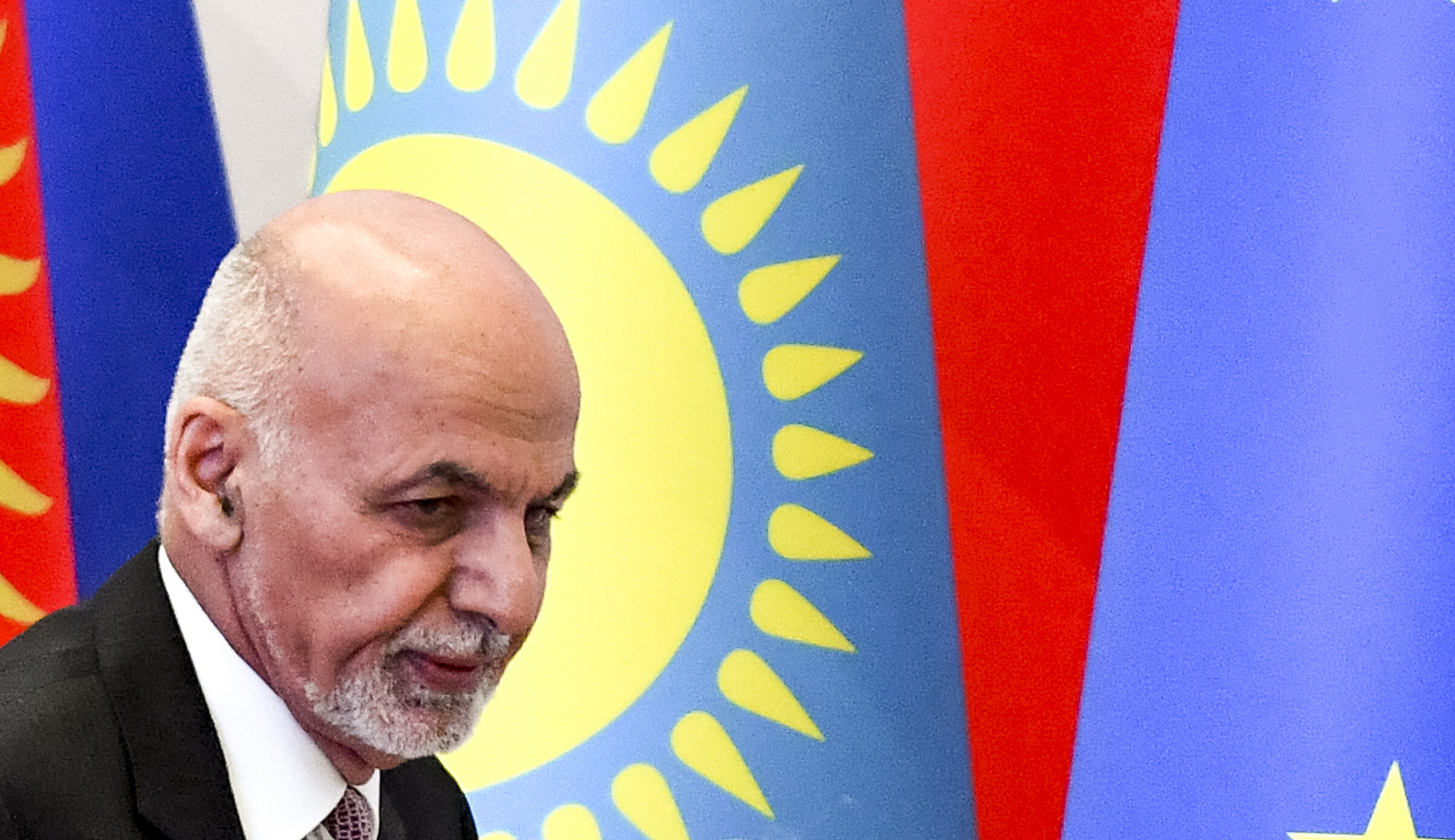 Oficialii afgani cer arestarea președintelui fugar Ghani, care a „furat 169 de milioane de dolari din banii statului”