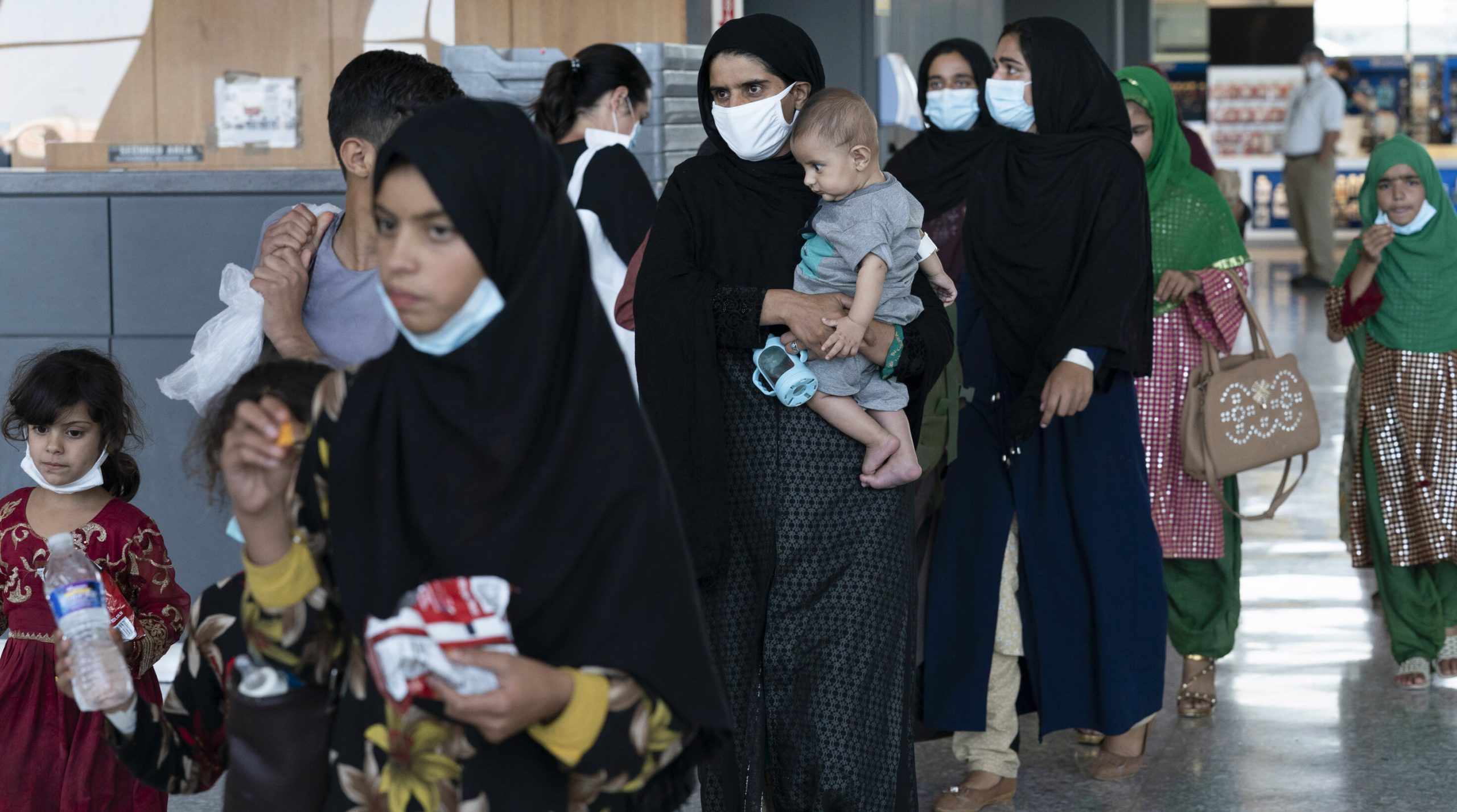 Airbnb cazează gratuit 20.000 de refugiați afgani. „Una dintre cele mai grave crize umanitare”