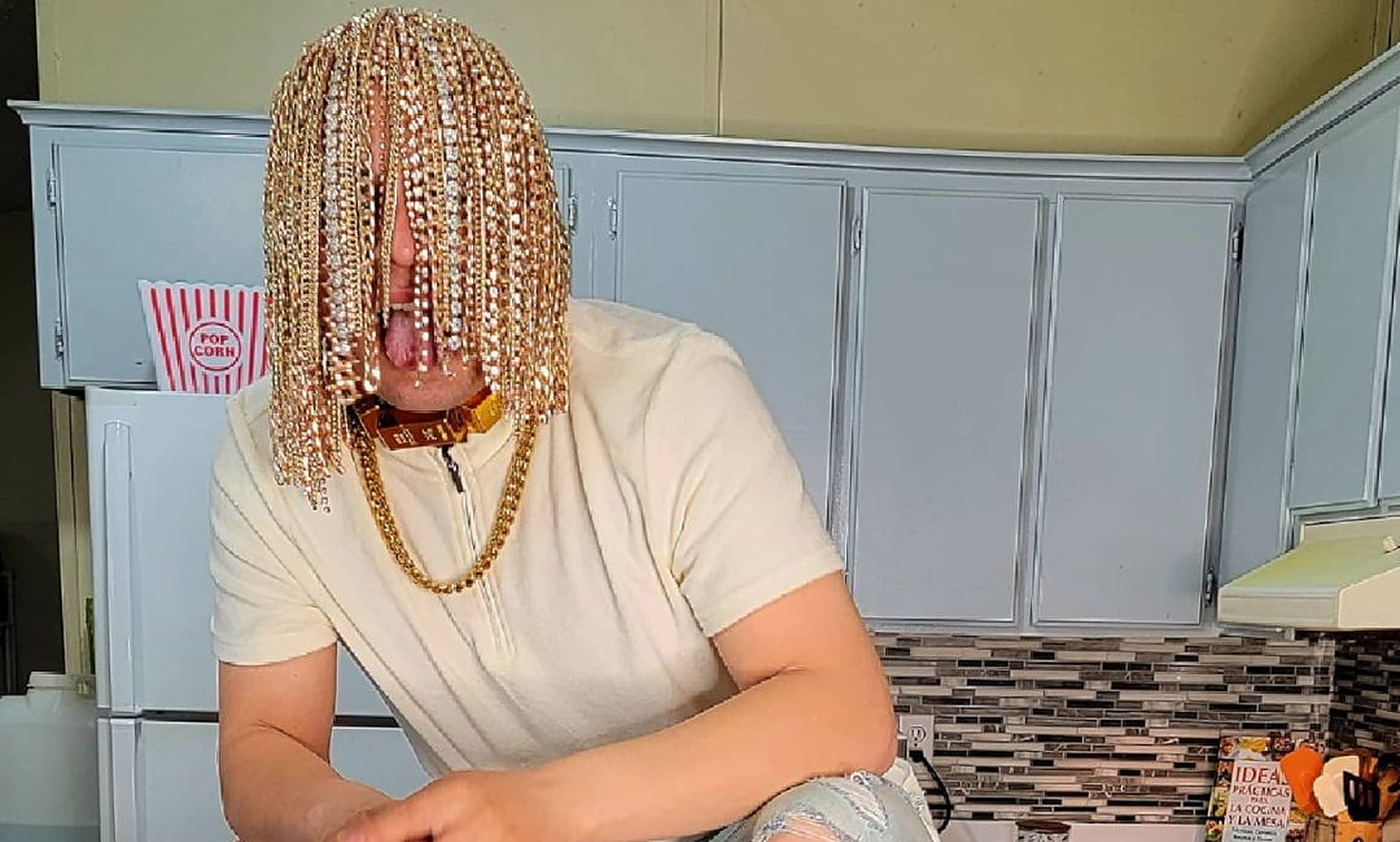 Un rapper american și-a pus implanturi cu lanțuri de aur în loc de păr. „Ridicol, un clovn”