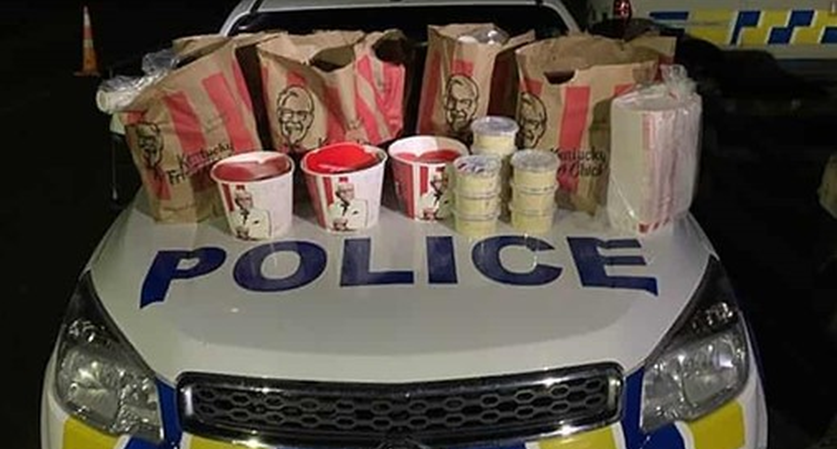 Un portbagaj de KFC| Polițiștii neo-zeelandezi au arestat doi bărbați care au încălcat carantina pentru a cumpăra pui de la fast-food