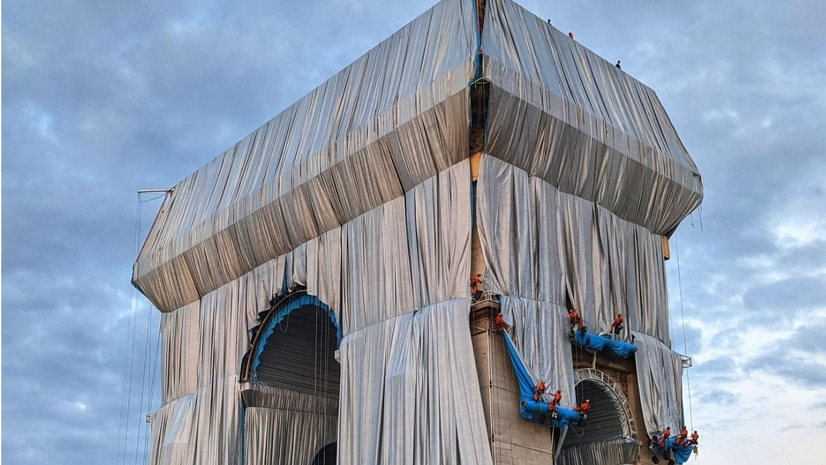 Paris| Arcul de Triumf este ambalat în plastic reciclabil. Operă de artă în valoare de 14 milioane de euro