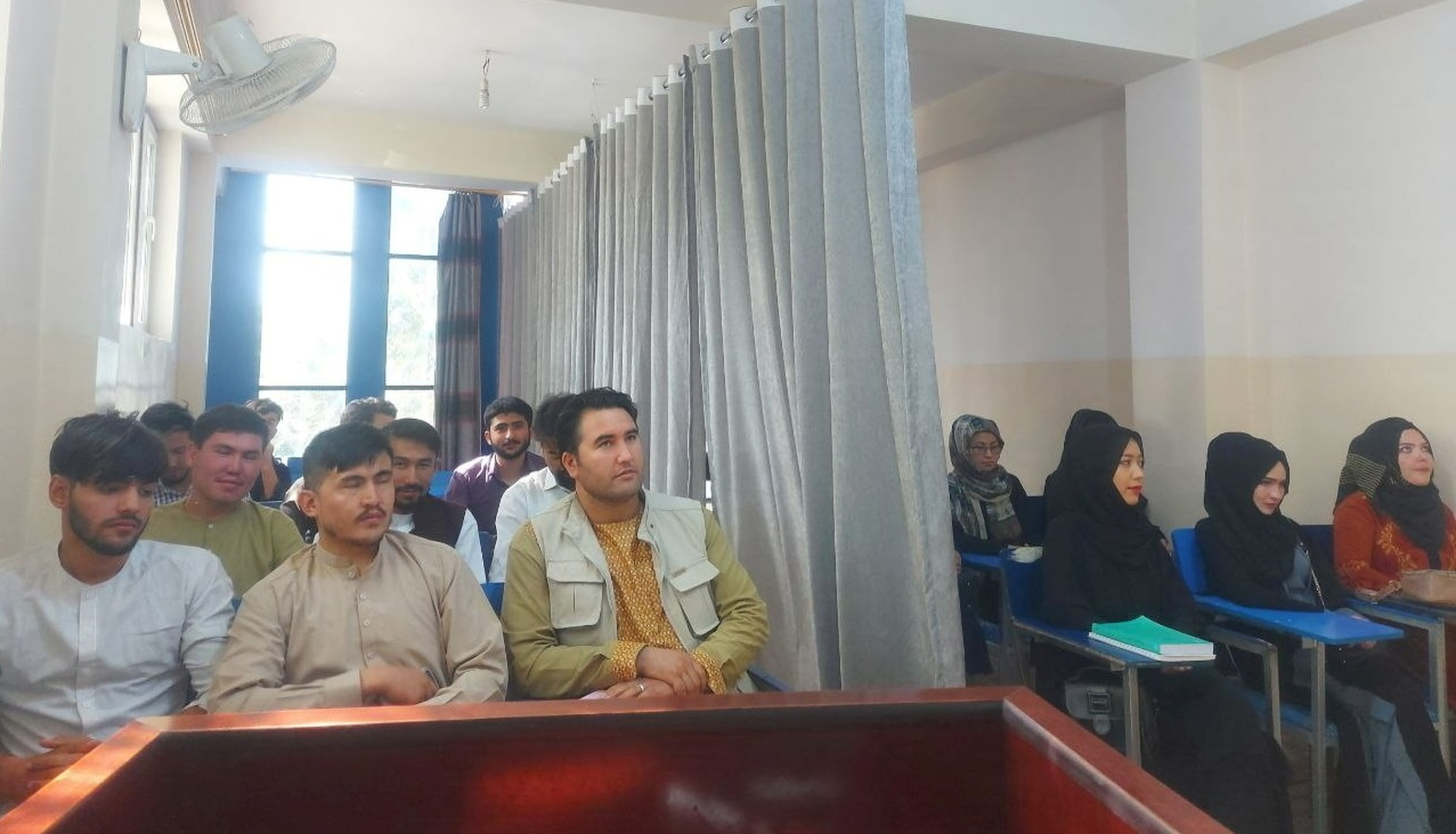 Afganistan| Studenții și studentele sunt separați prin draperii care împart sălile de curs