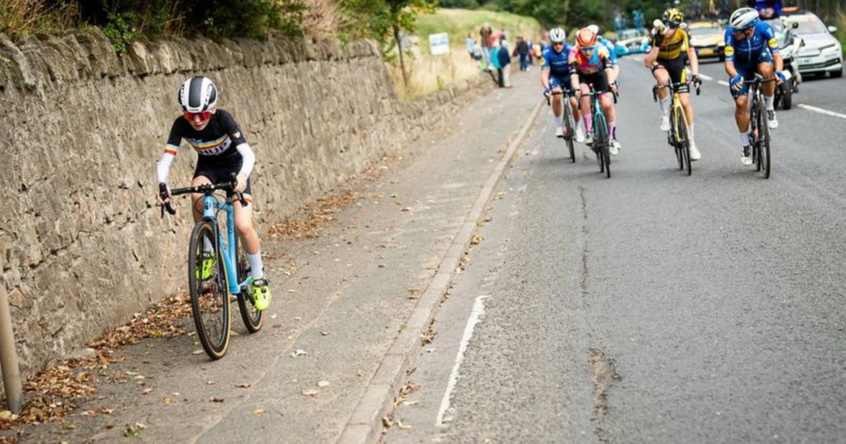 VIDEO| Un copil de 12 ani îi întrece pe cicliștii profesioniști care concurează la Turul Marii Britanii