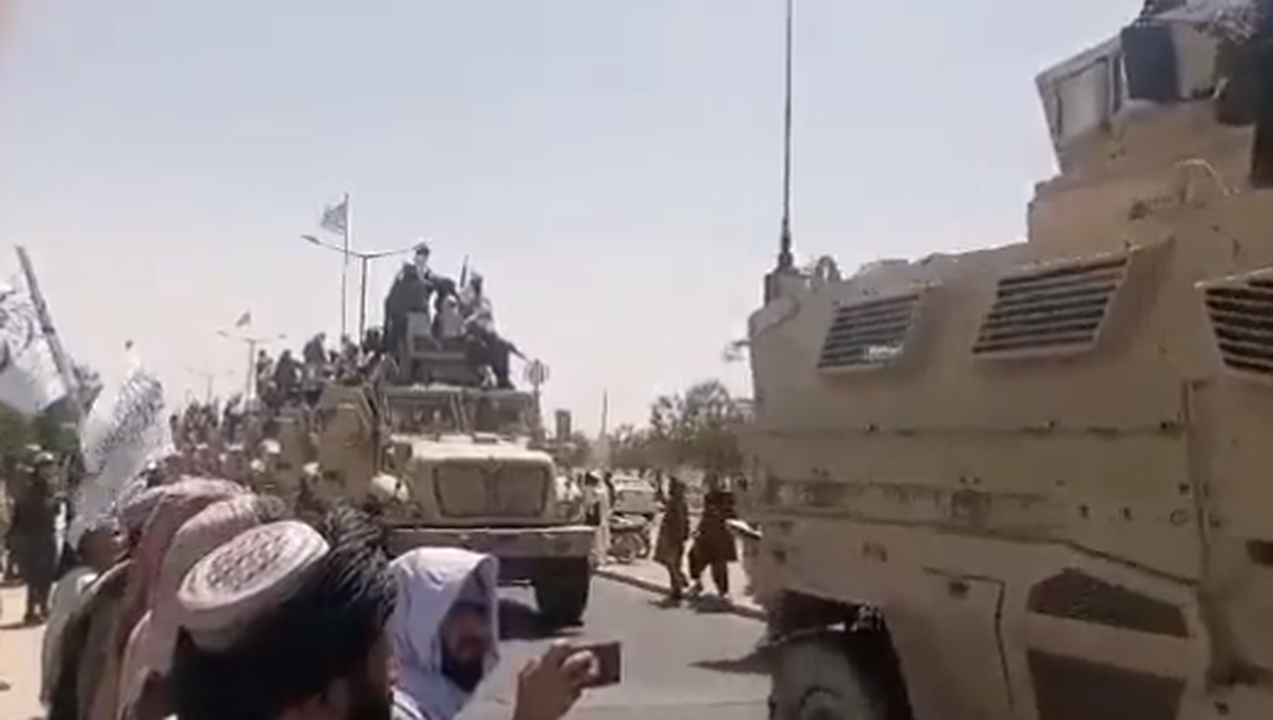 VIDEO| Talibanii defilează cu vehiculele armatei americane. „Am învins superputerea”