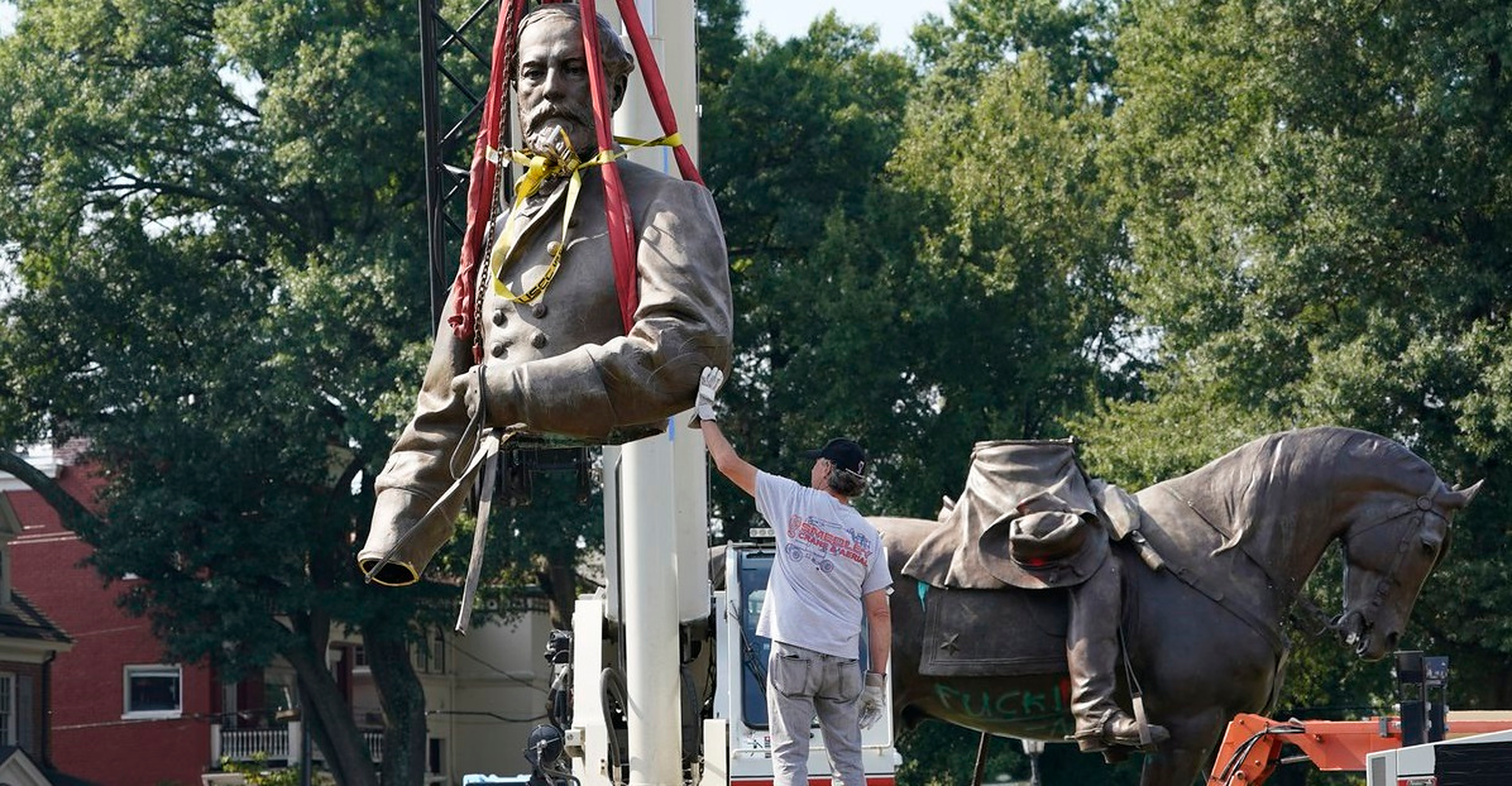 SUA| Statuia generalului Lee, considerată simbol rasist, a fost dezmembrată