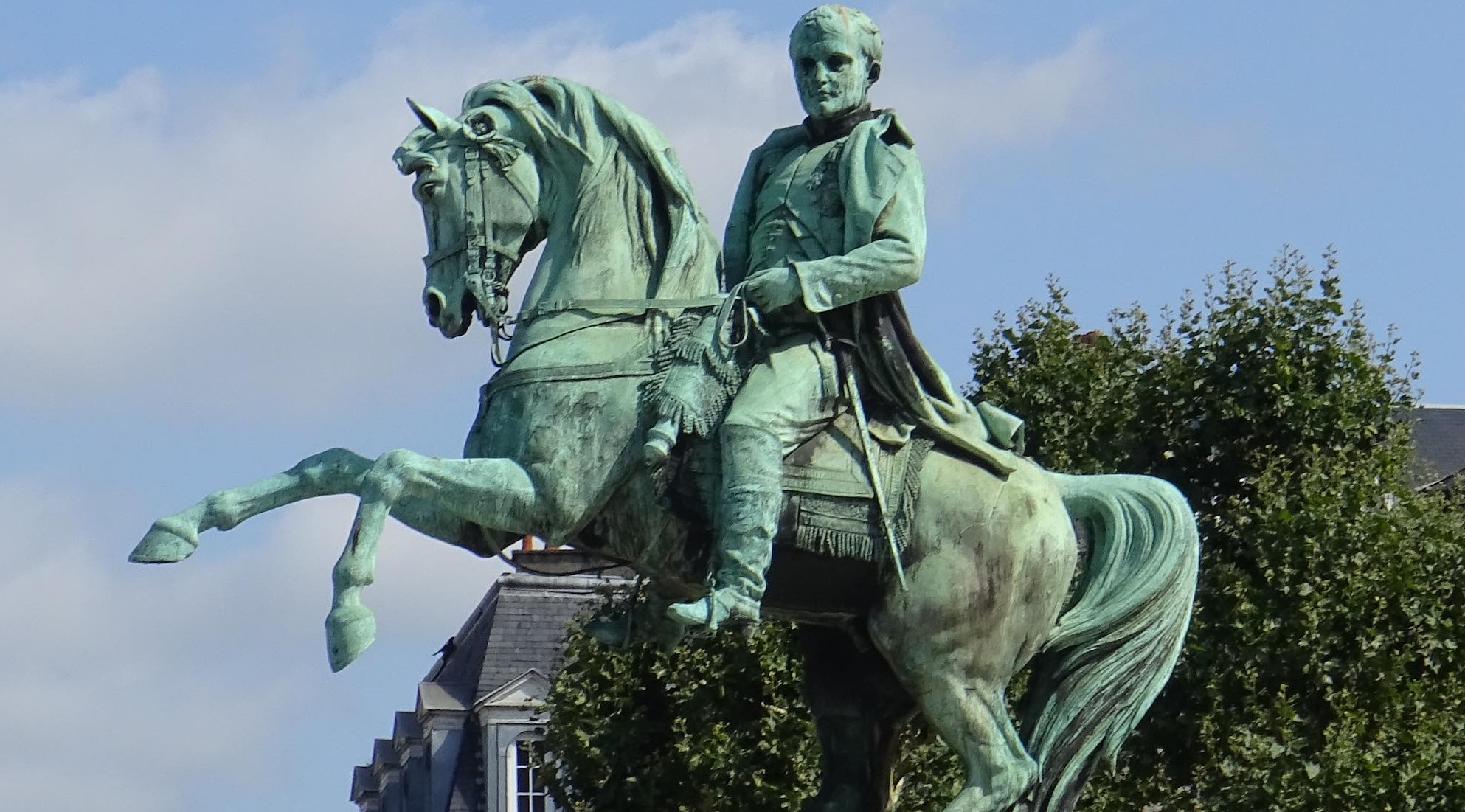 Franța| Statuia lui Napoleon va fi înlocuită cu cea a unei avocate feministe care a decedat în 2020