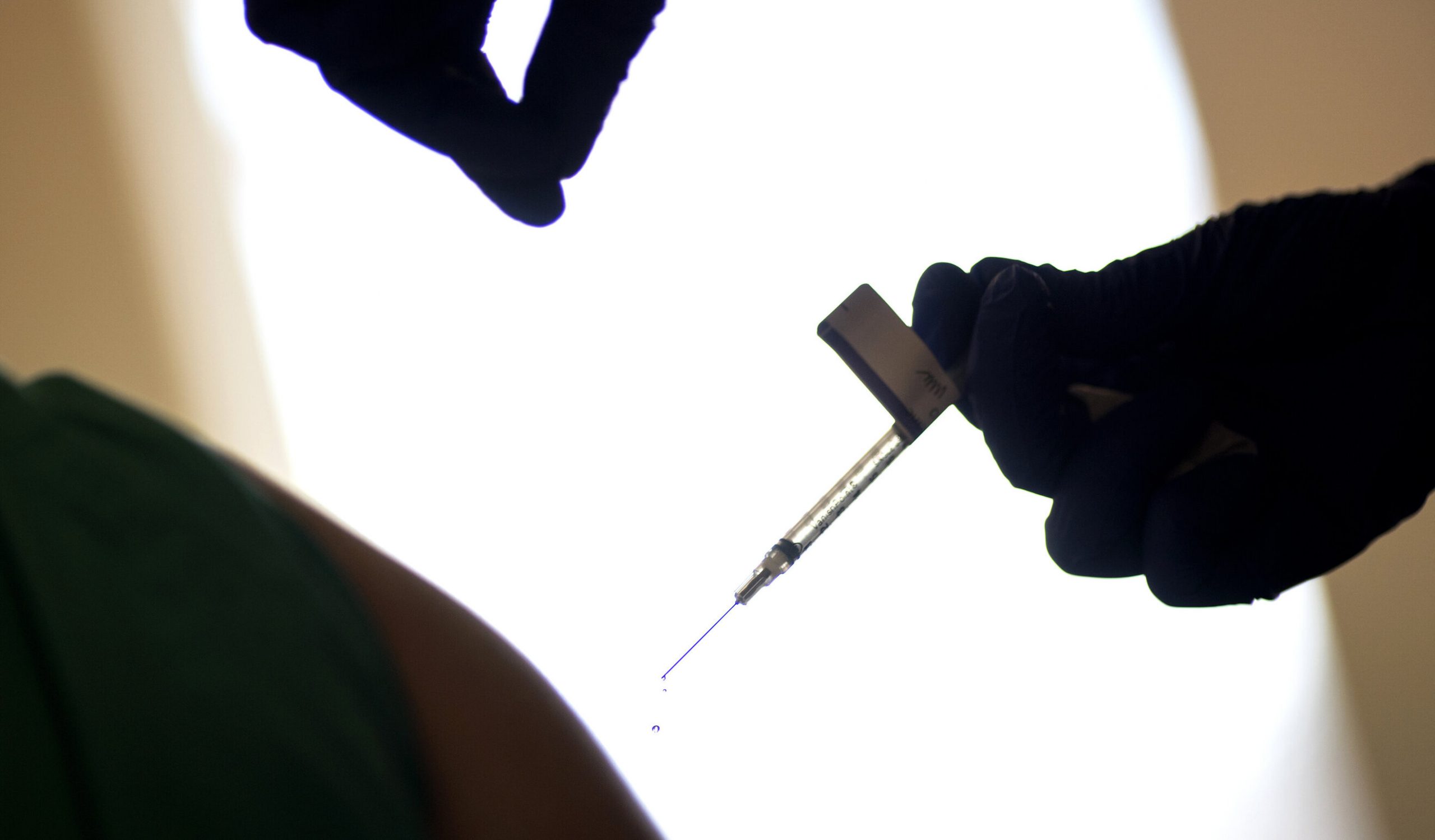 Pentru adolescenții de sex masculin este mai riscantă vaccinarea decât infectarea cu SARS-Cov-2, arată un studiu american