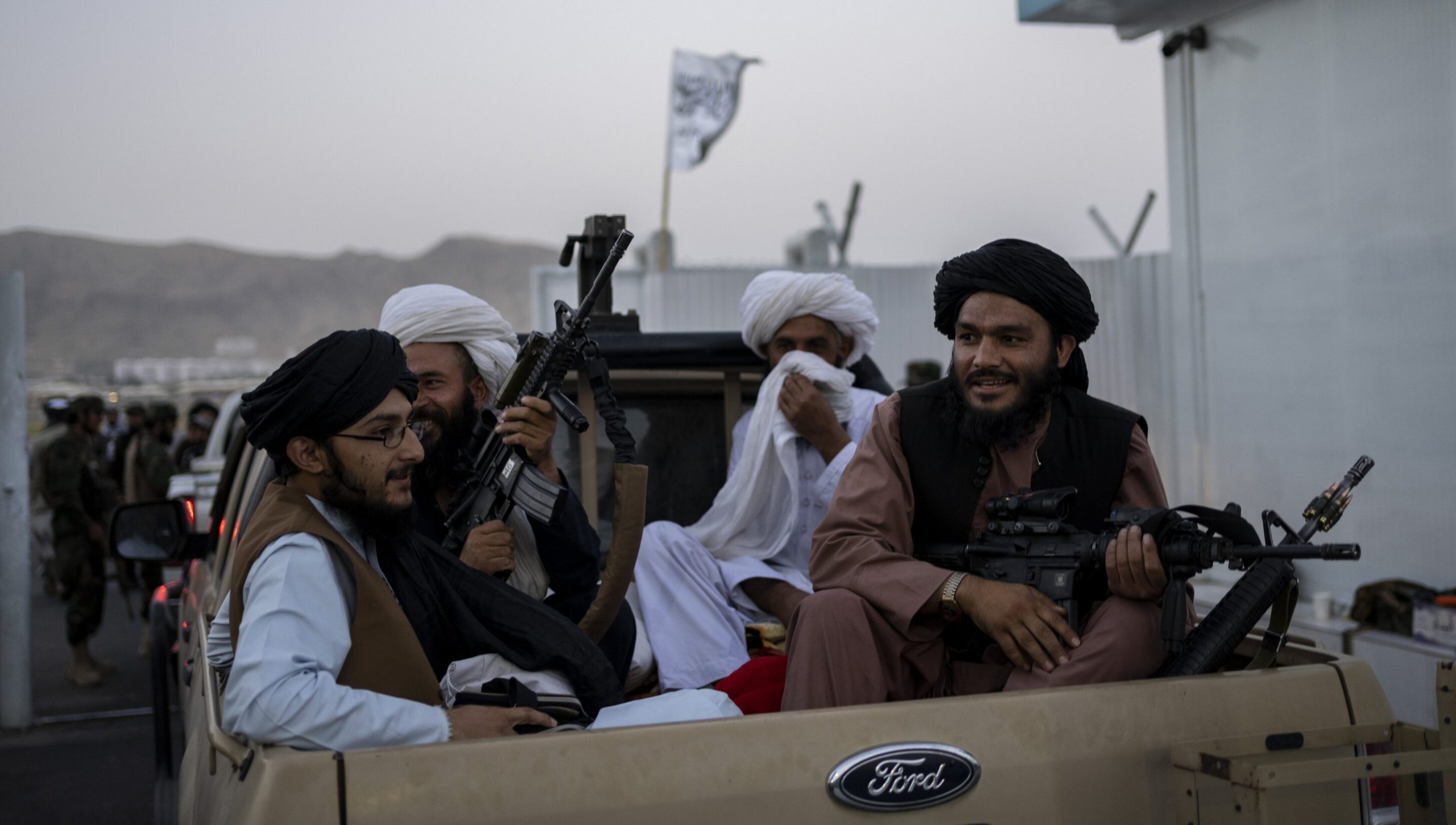 Talibanii care au ocupat ambasada britanică la Kabul îi roagă pe diplomați să revină