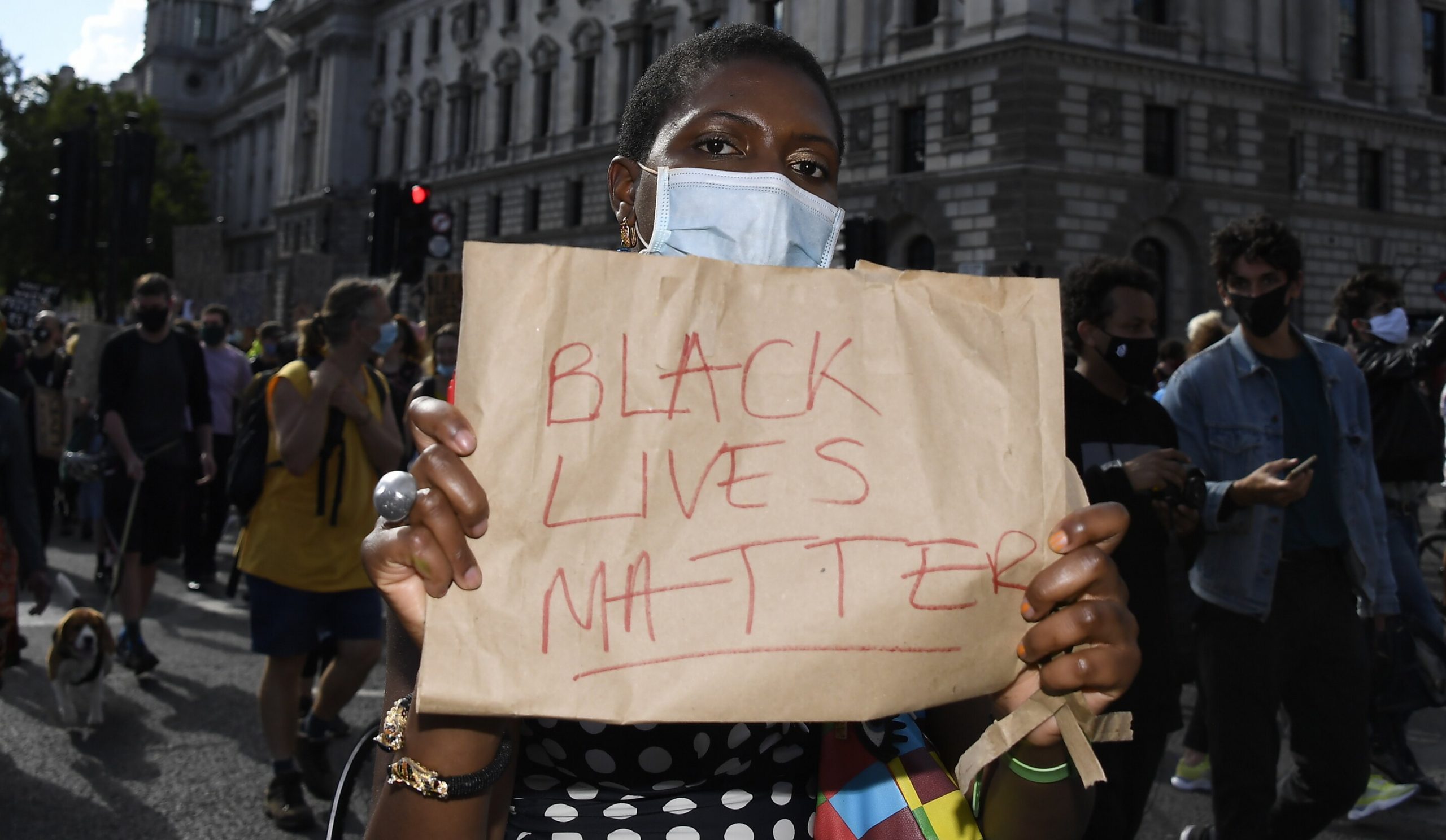 UK| Lucrătorii din domeniul medical primesc cursuri de prevenire a discriminării de la gruparea Black Lives Matter