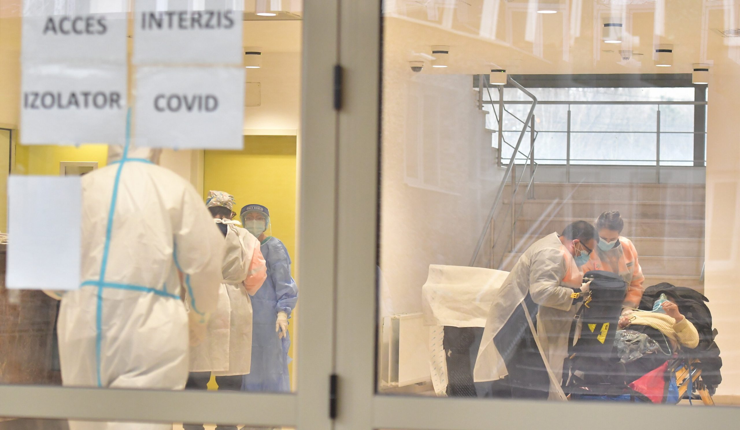 Reuters: Spitalele românești sunt pline cu pacienți Covid, în contextul refuzului cetățenilor de a se vaccina