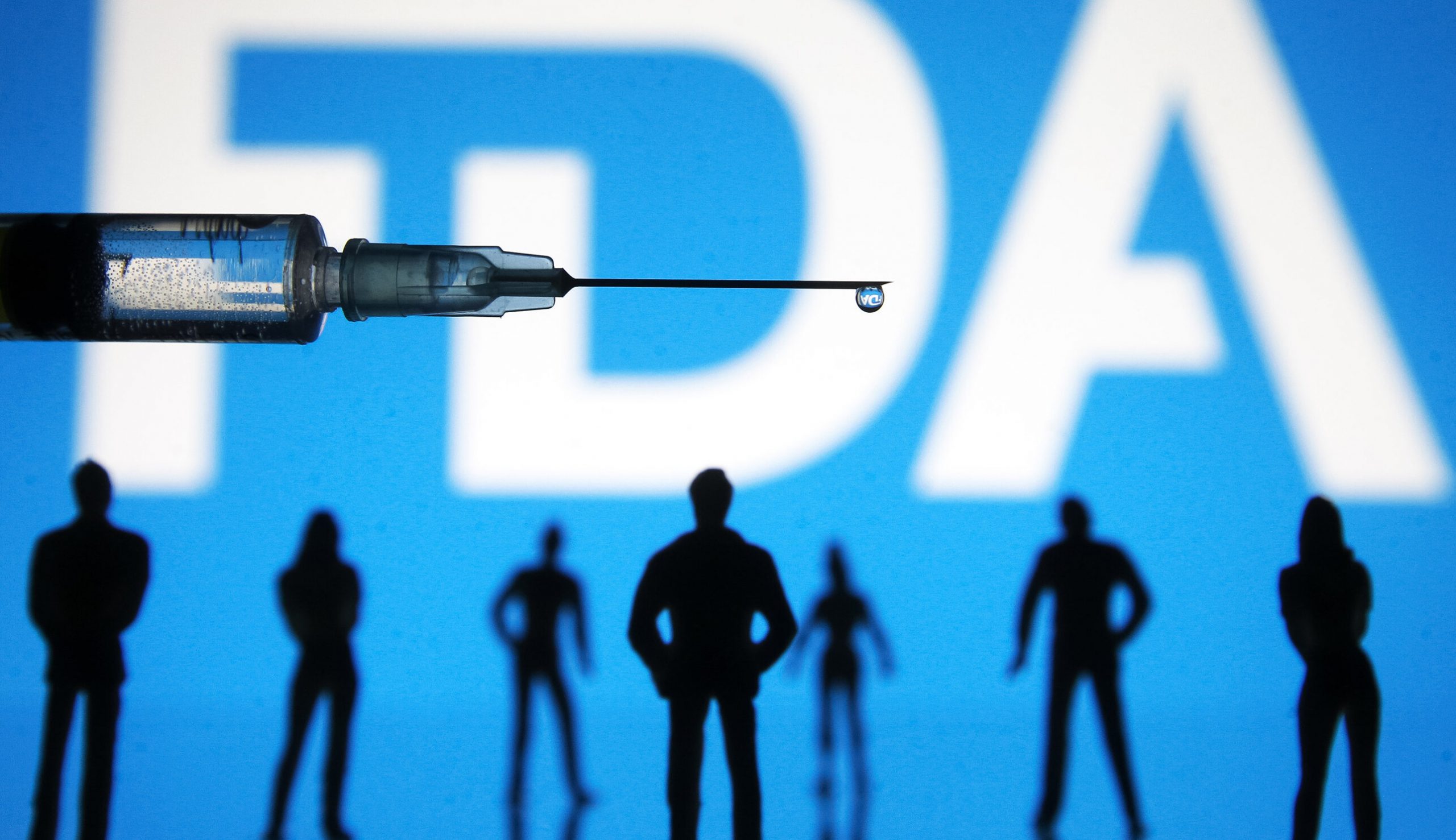 Doi înalți oficiali ai FDA demisionează din cauza dezacordului cu Casa Albă privind administrarea dozei trei a vaccinului anti-Covid