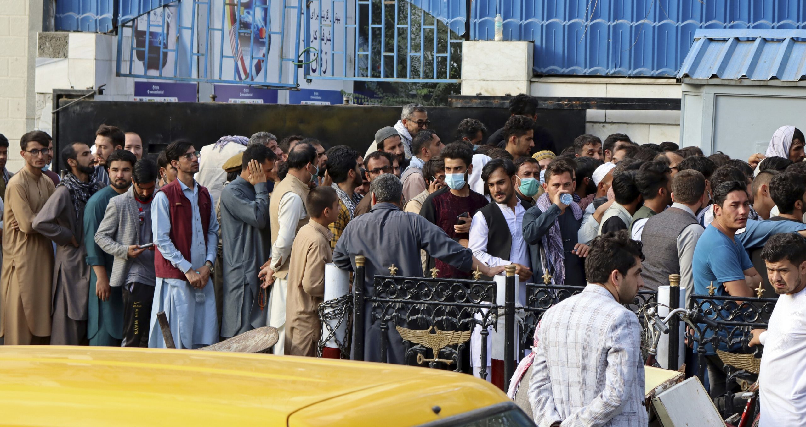 Afganii stau ore în șir la coadă la bancomat, după ce talibanii au fixat limita de retragere la 200 de dolari pe săptămână