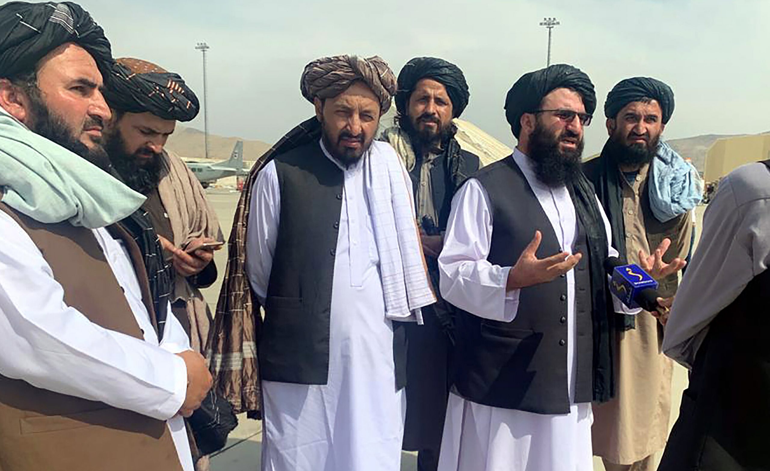 Talibanii ordonă frizerilor să nu tundă bărbile afganilor. „Nu mai preluați moda americană”