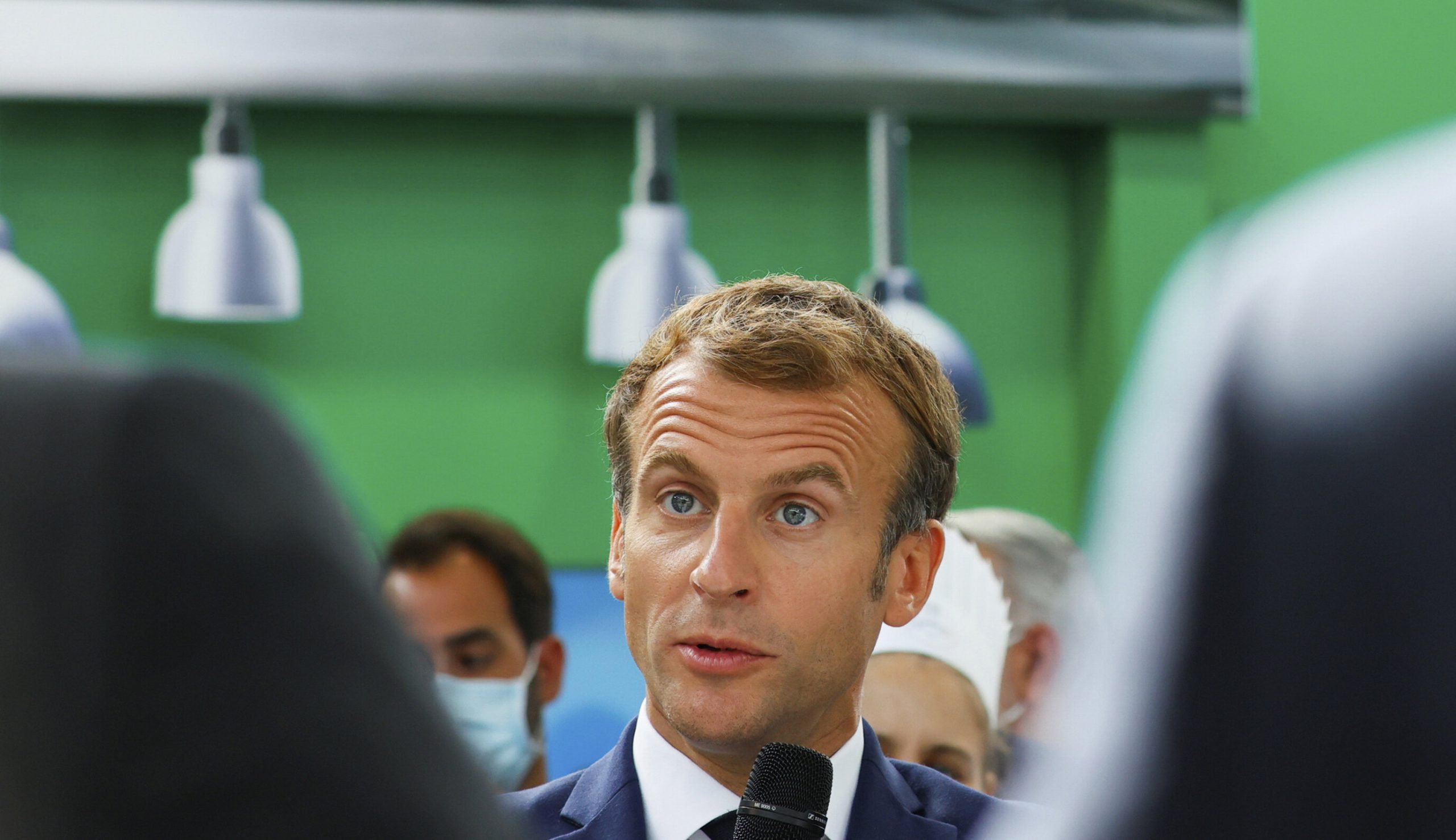 Studentul care a aruncat cu un ou în Emmanuel Macron a fost internat la psihiatrie. „Nu are discernământ”