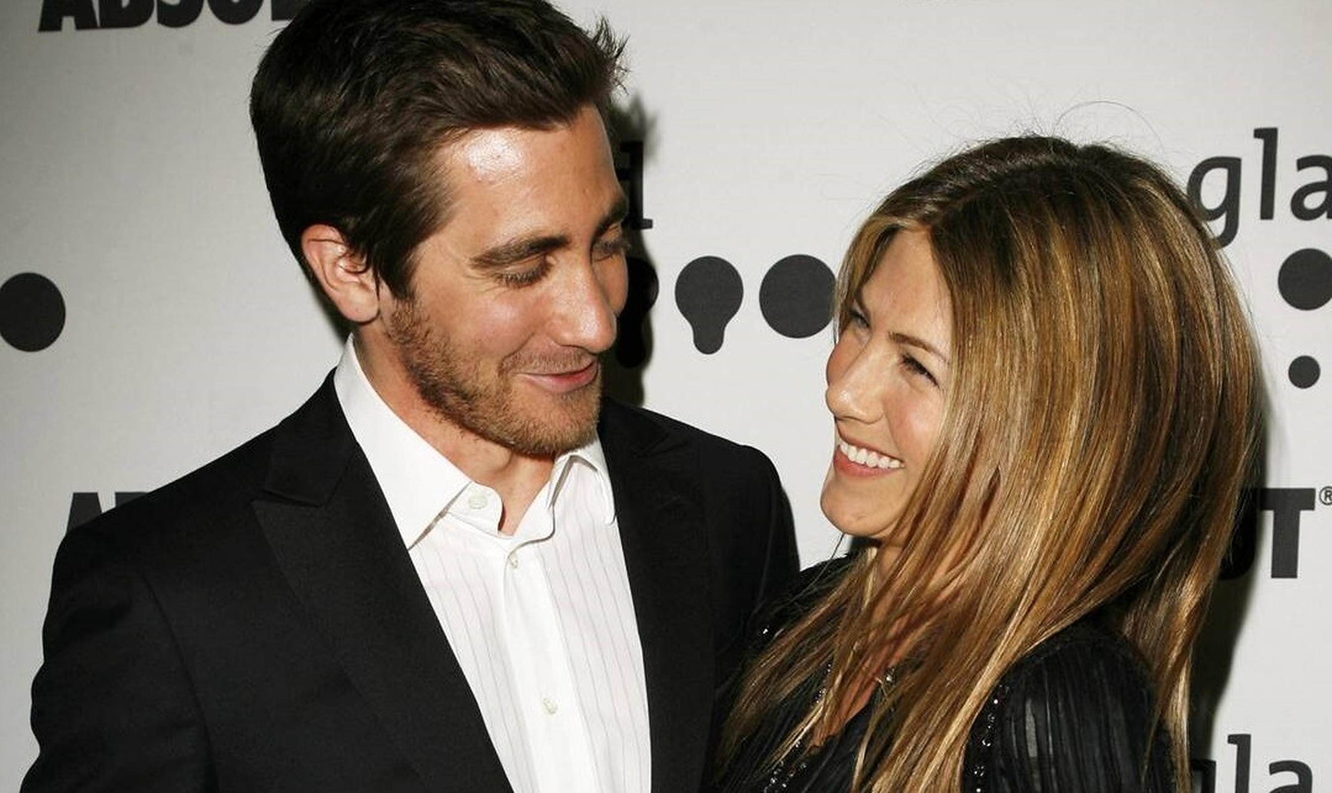Jake Gyllenhaal spune că scenele de sex cu Jennifer Aniston erau „jenante” și „cam mecanice”