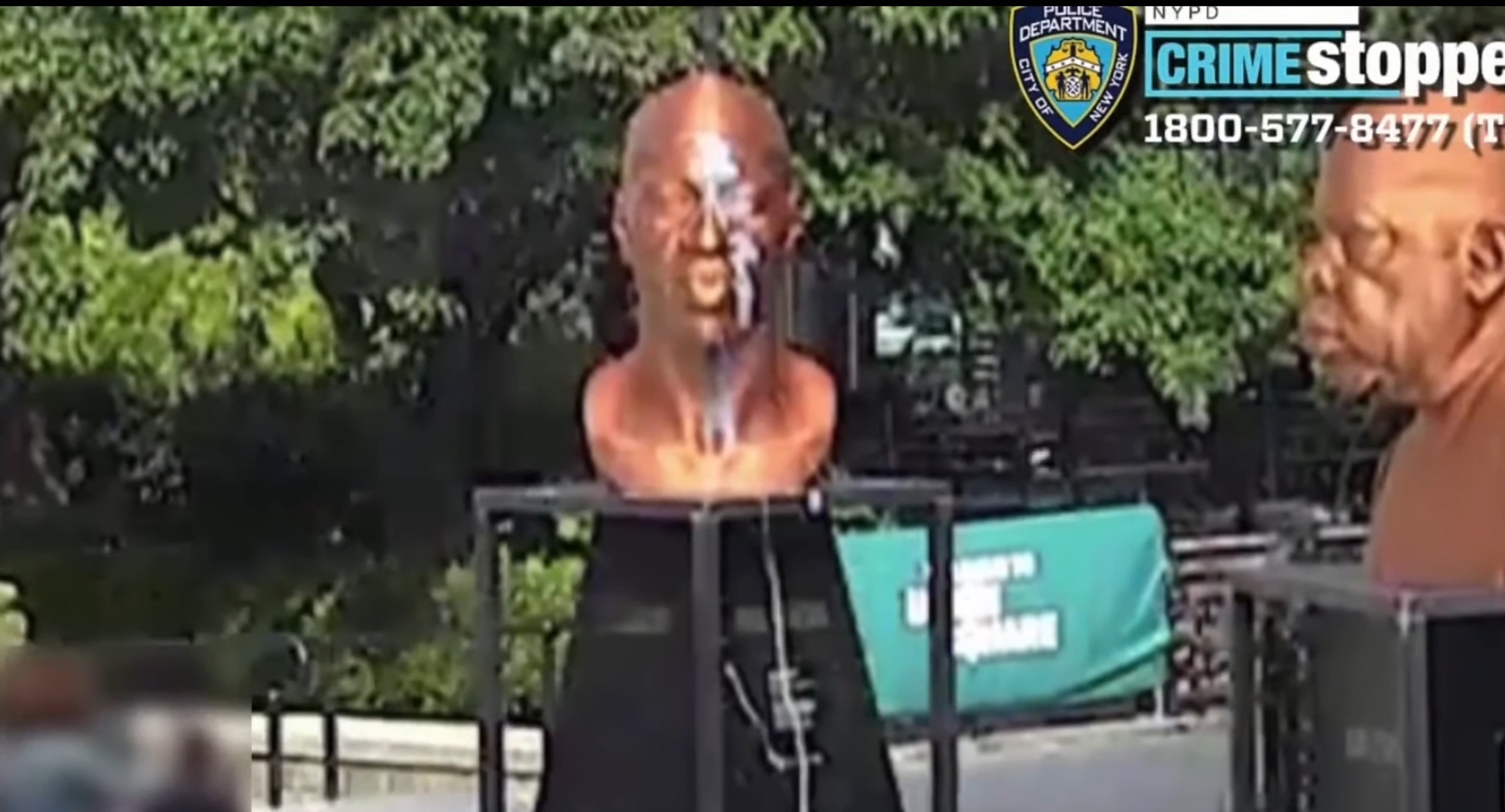 VIDEO| Statuia lui George Floyd a fost vandalizată la New York. A doua acțiune de acest tip în decurs de patru luni