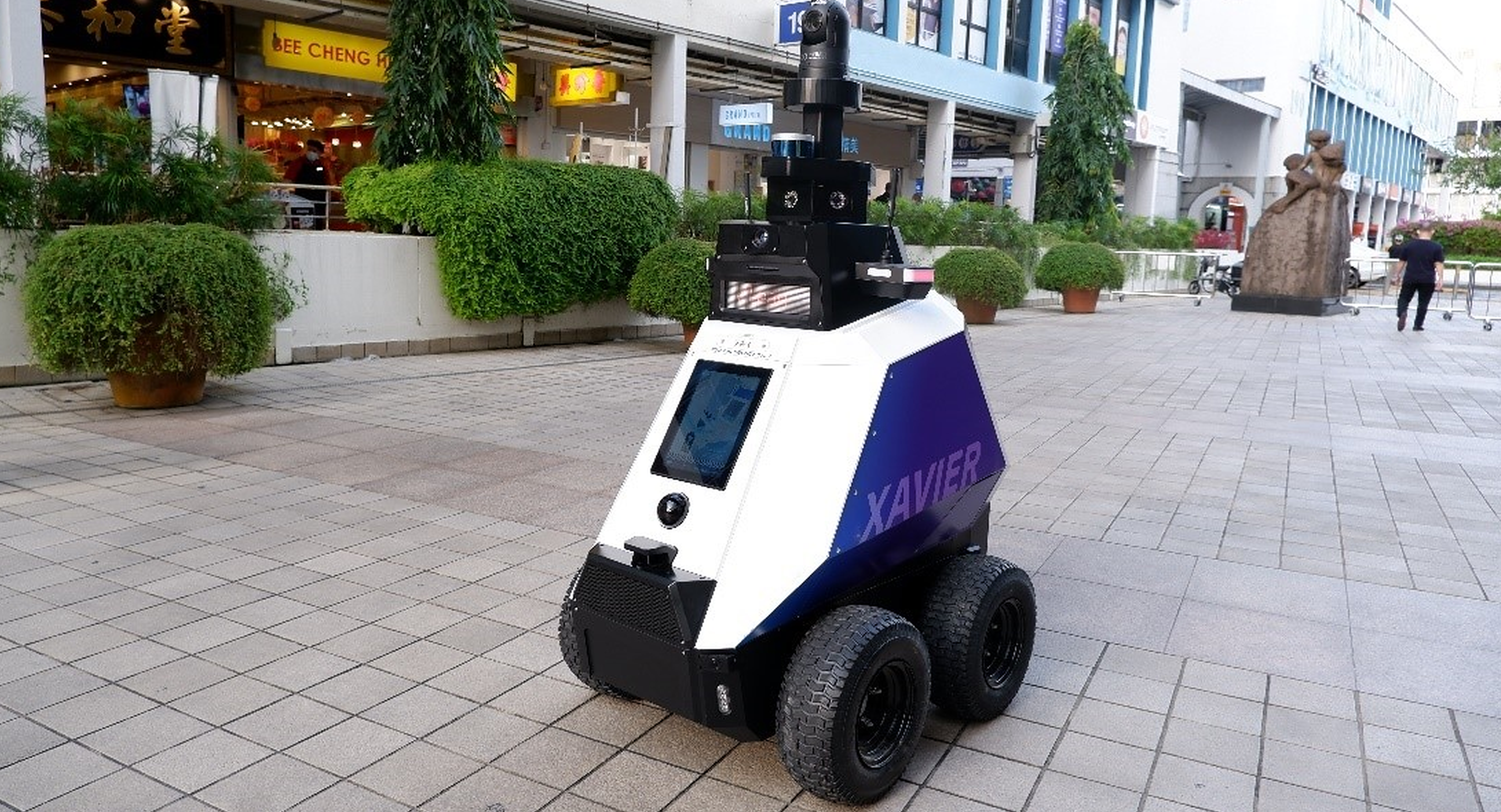 Singapore| Roboții de monitorizare care patrulează pe străzi limitează „dreptul la viața privată”. Cetățenii sunt urmăriți la orice pas