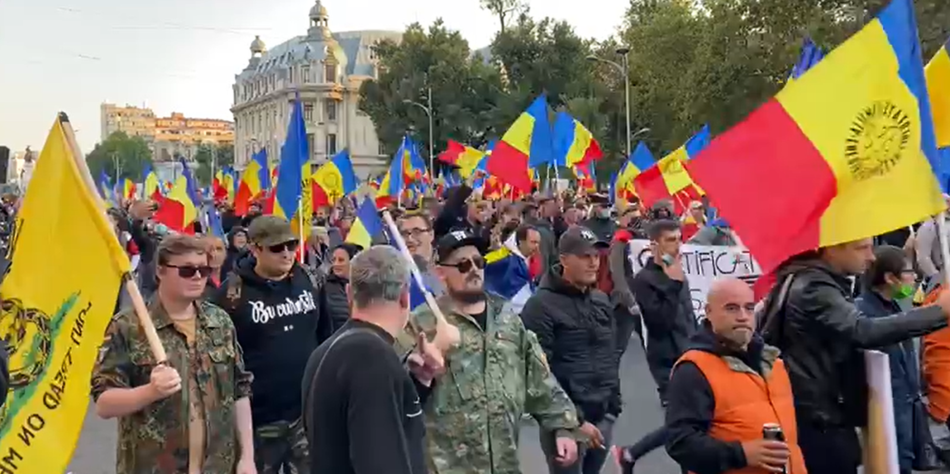 VIDEO| Mii de bucureșteni protestează împotriva restricțiilor