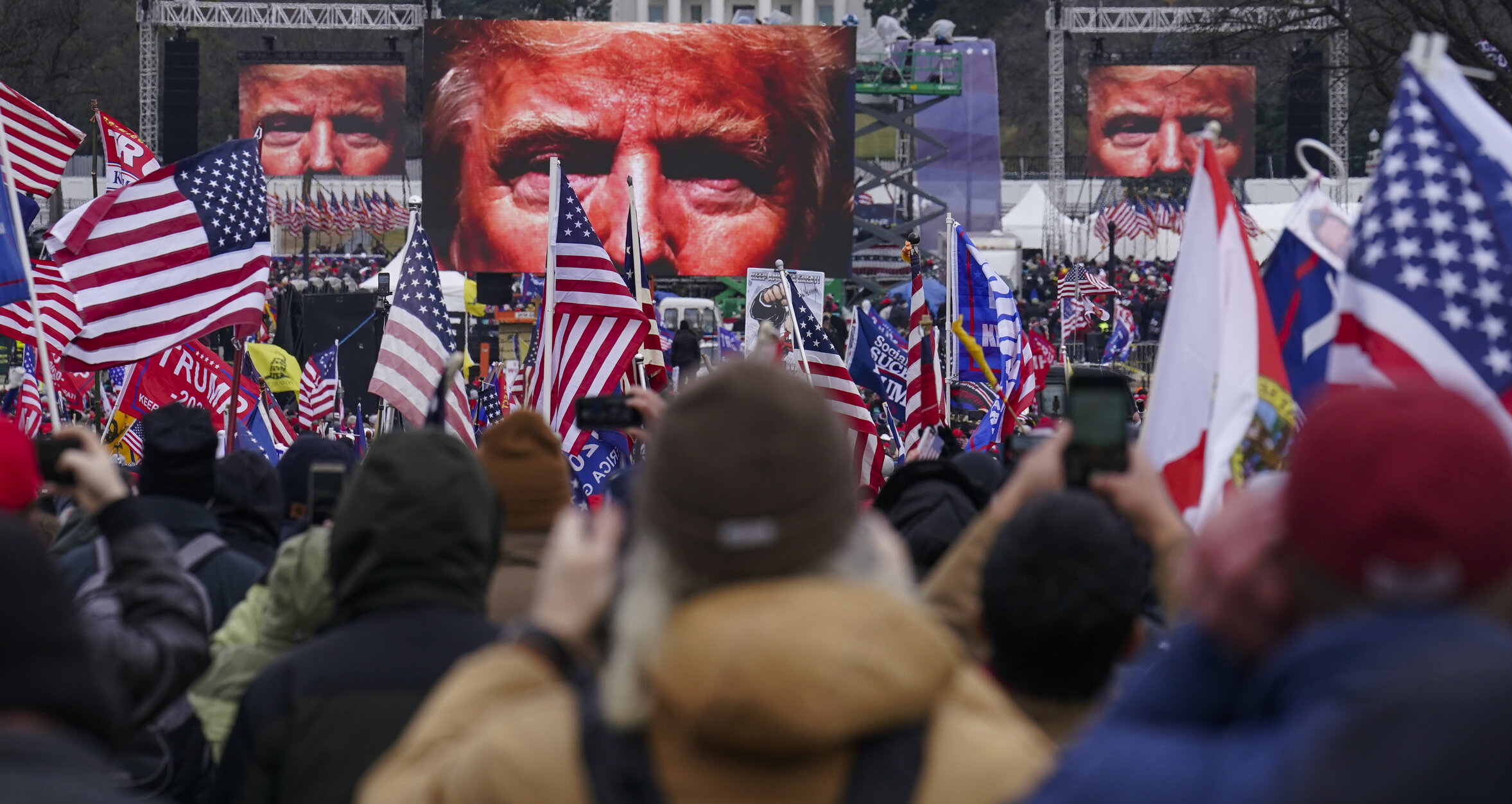 Zeci de mii de americani sunt așteptați la mitingul lui Trump, a cărui cotă de popularitate este mai mare ca niciodată