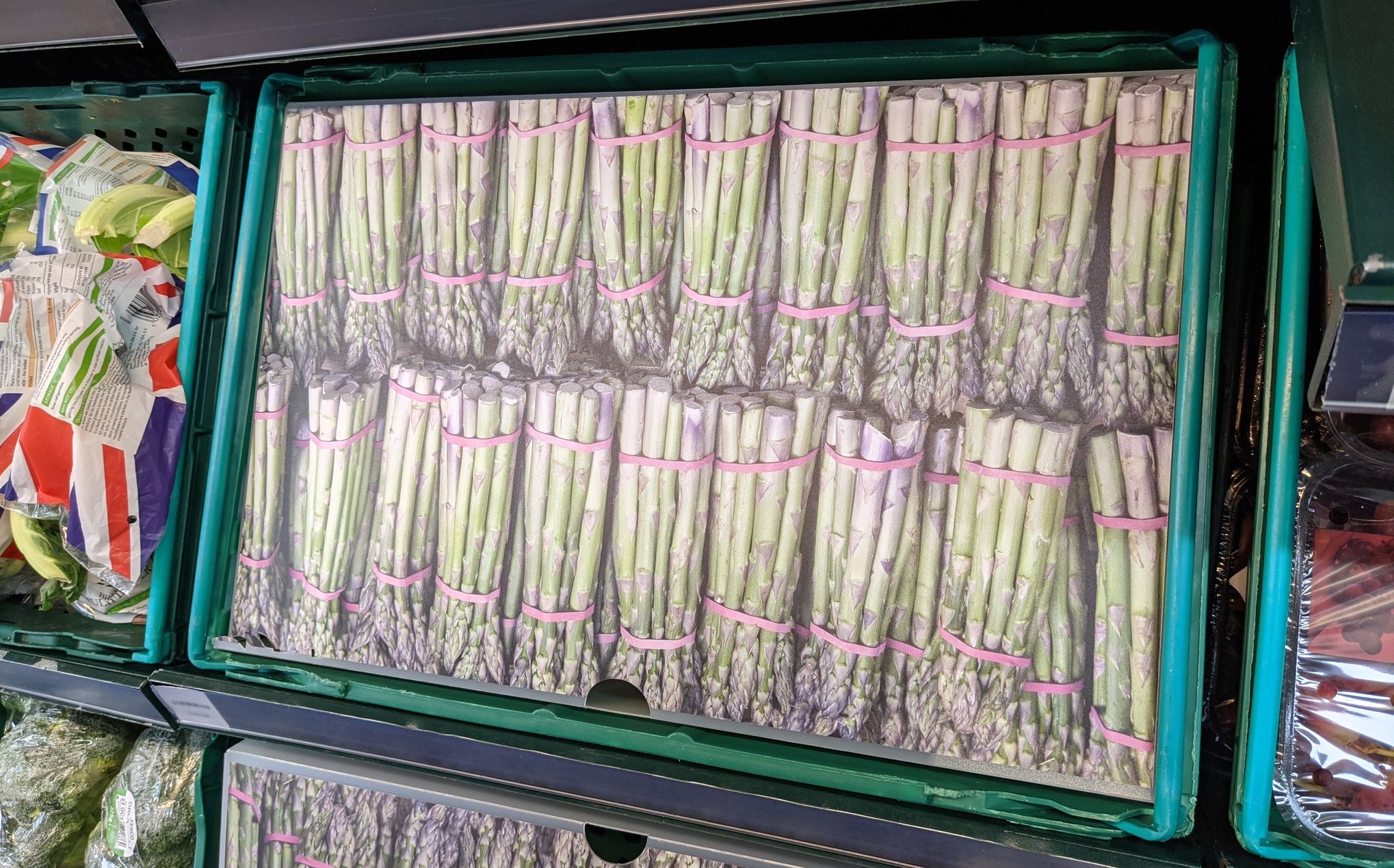 Supermarket-urile din Anglia expun imagini cu fructe și legume în locul rafturilor goale, pentru a ascunde lipsurile