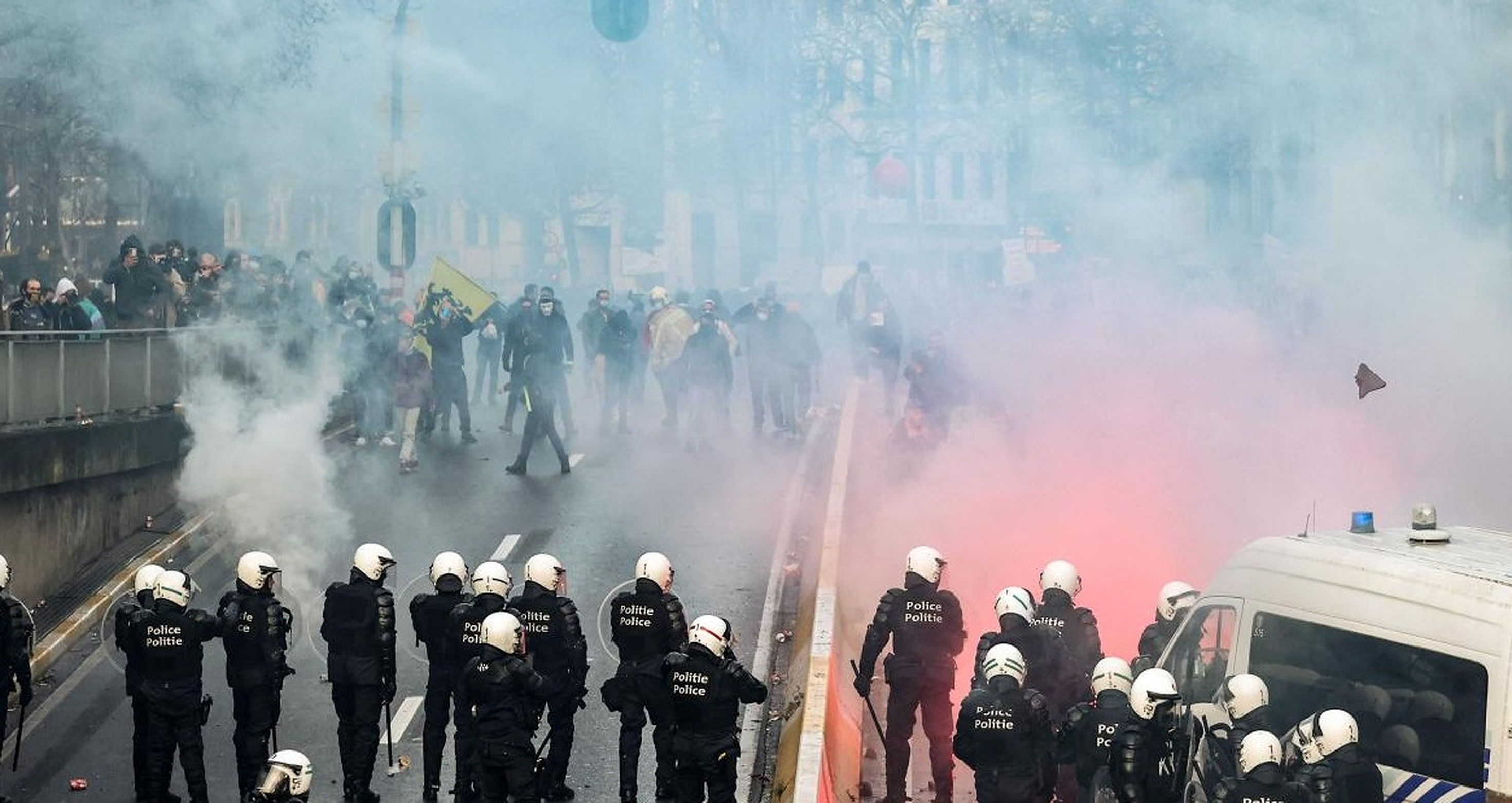 Bruxelles| Zeci de mii de oameni protestează violent împotriva restricțiilor Covid. Polițiștii folosesc gaze lacrimogene