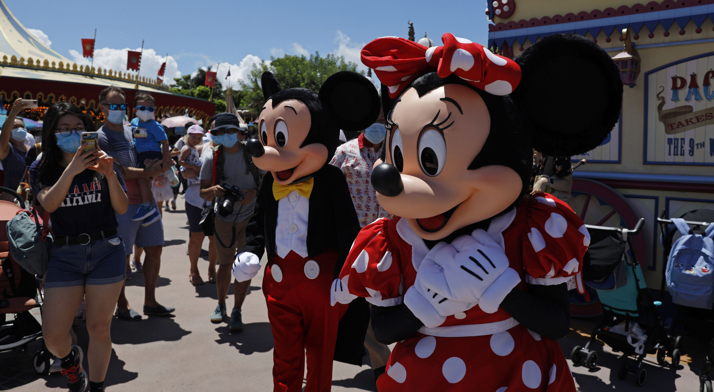 Aproximativ 34.000 de vizitatori ai Disneyland Shanghai au fost închiși în parcul tematic după ce a fost depistat un caz Covid
