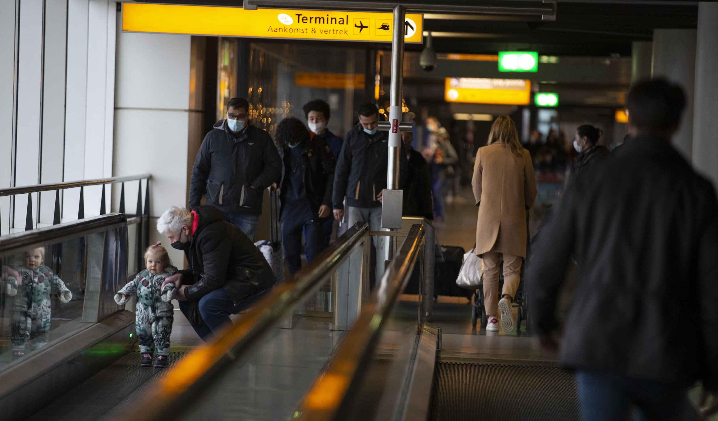 Olanda| Zeci de pasageri bolnavi de Covid au sosit vineri din Africa de Sud. Autoritățile investighează dacă sunt infectați cu noua tulpină