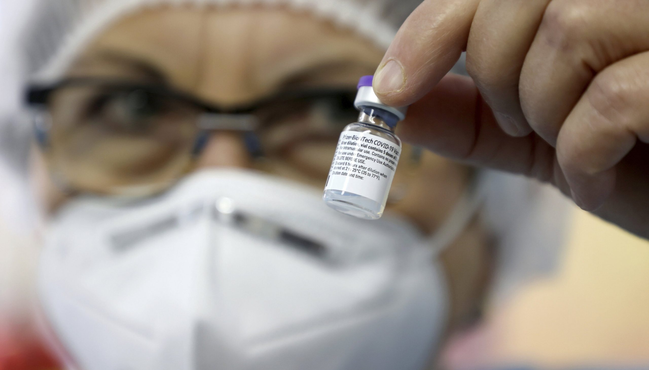 Doi medici israelieni triplu vaccinați sunt infectați cu varianta Omicron