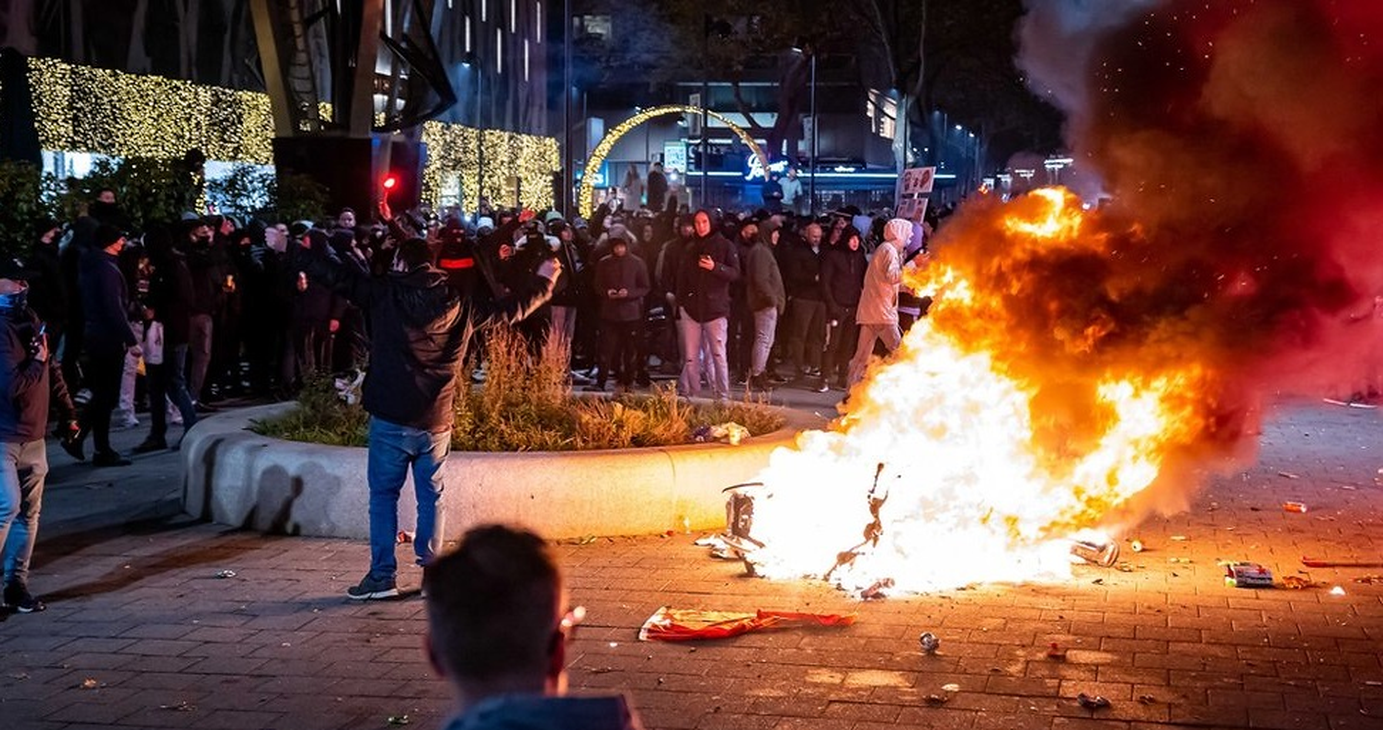 Olanda| Proteste violente împotriva restricțiilor Covid. Polițiștii au folosit armele din dotare, mai mulți demonstranți au fost răniți
