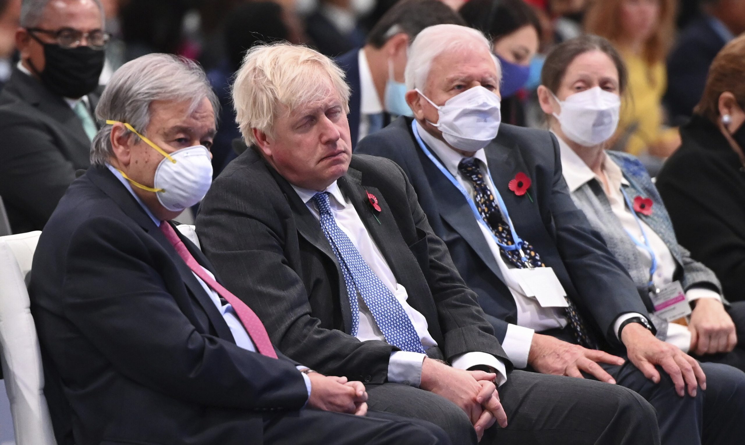 Boris Johnson este criticat pentru că nu a purtat mască la summit-ul climatic, deși stătea lângă Sir David Attenborough, în vârstă de 95 de ani