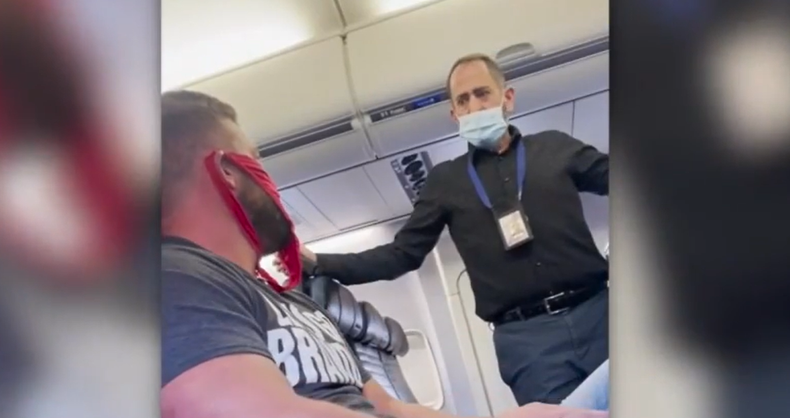 Un bărbat este debarcat din avion pentru că poartă chiloți tanga în loc de mască