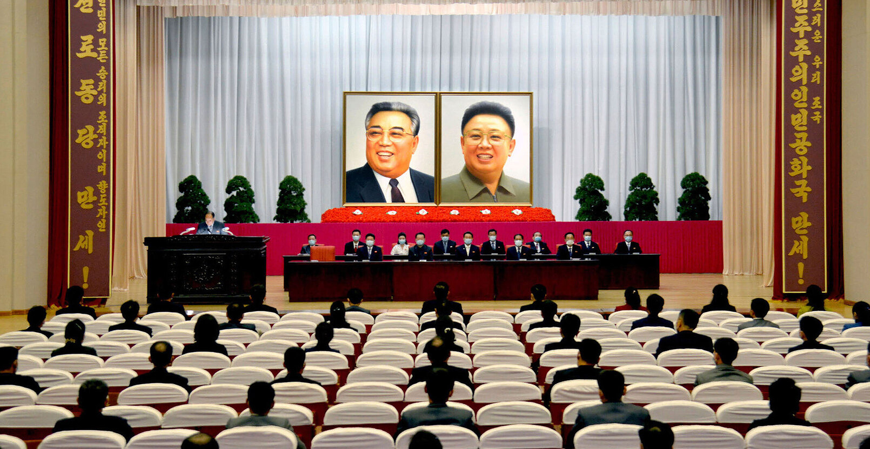 Nord-coreenii nu au voie să râdă timp de 11 zile, cât durează perioada de doliu pentru fostul lider Kim Jong-il. Poliția îi arestează pe cei care nu sunt suficient de triști